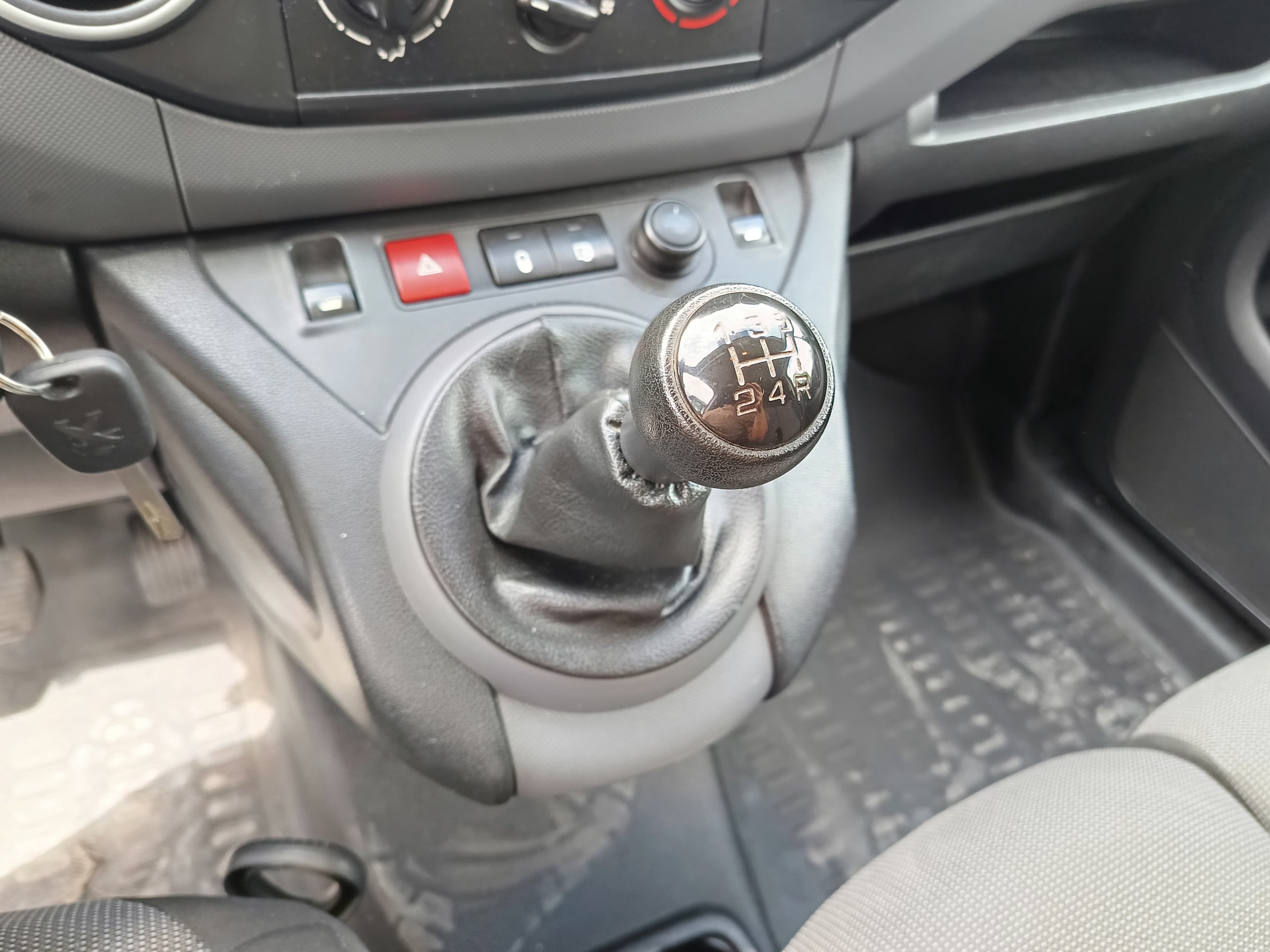 Peugeot Partner · Ano 2018 — image 36