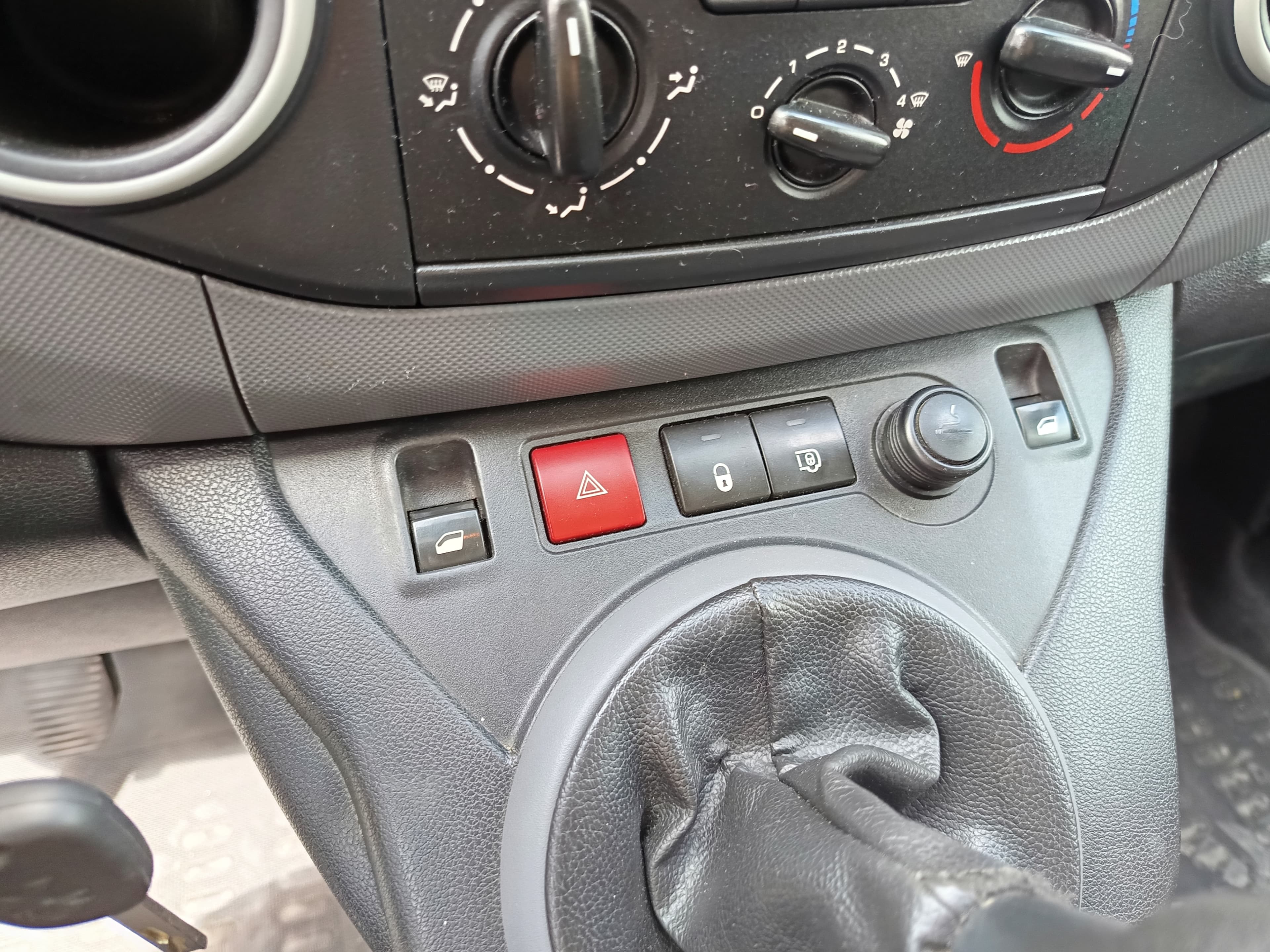 Peugeot Partner · Ano 2018 — image 35