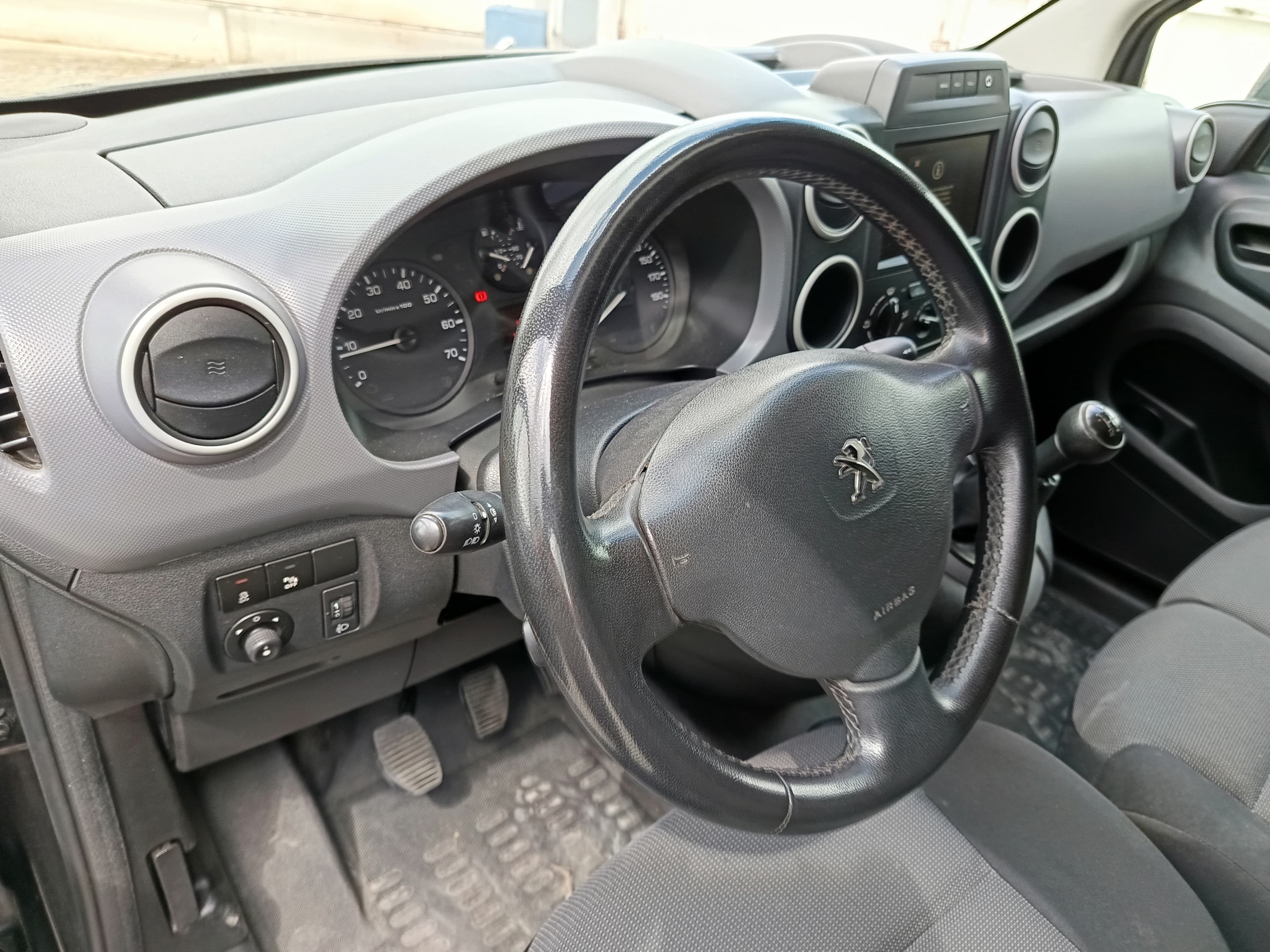 Peugeot Partner · Ano 2018 — image 30
