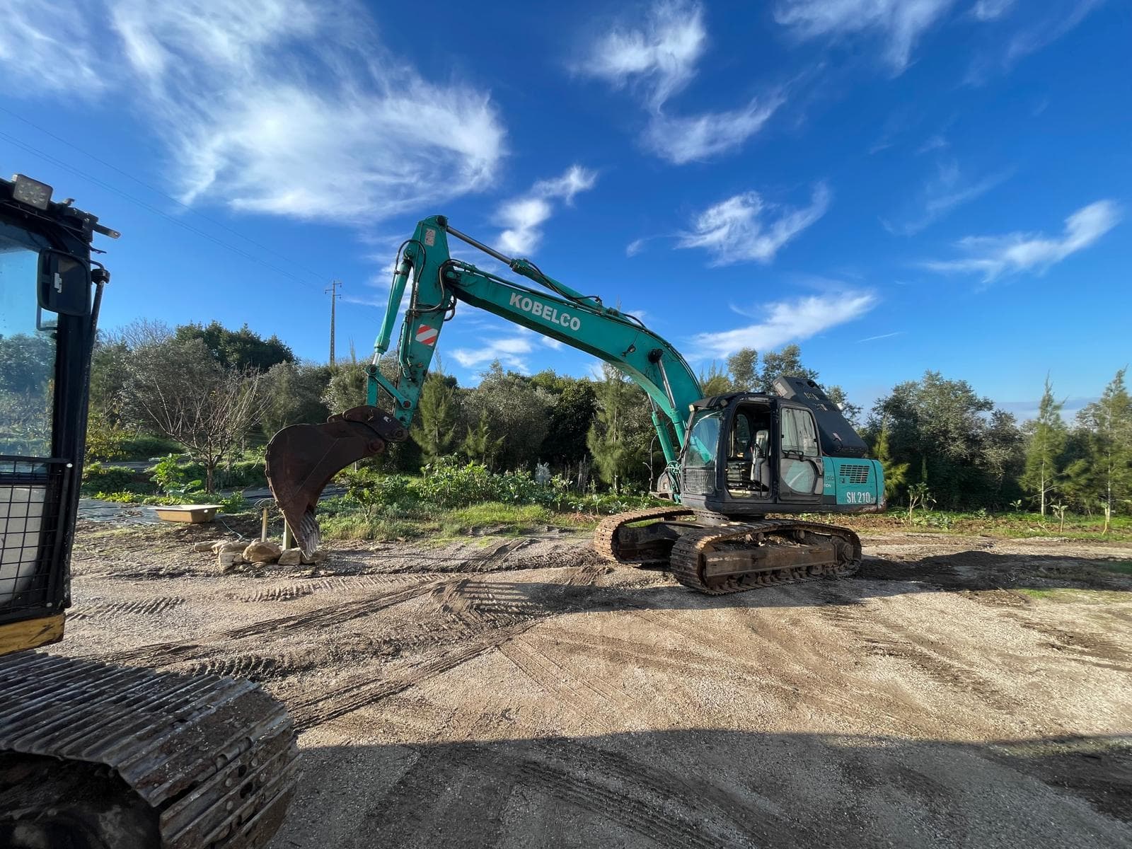 Escavadora Kobelco E 215 · Ano 2004 — imagen 4