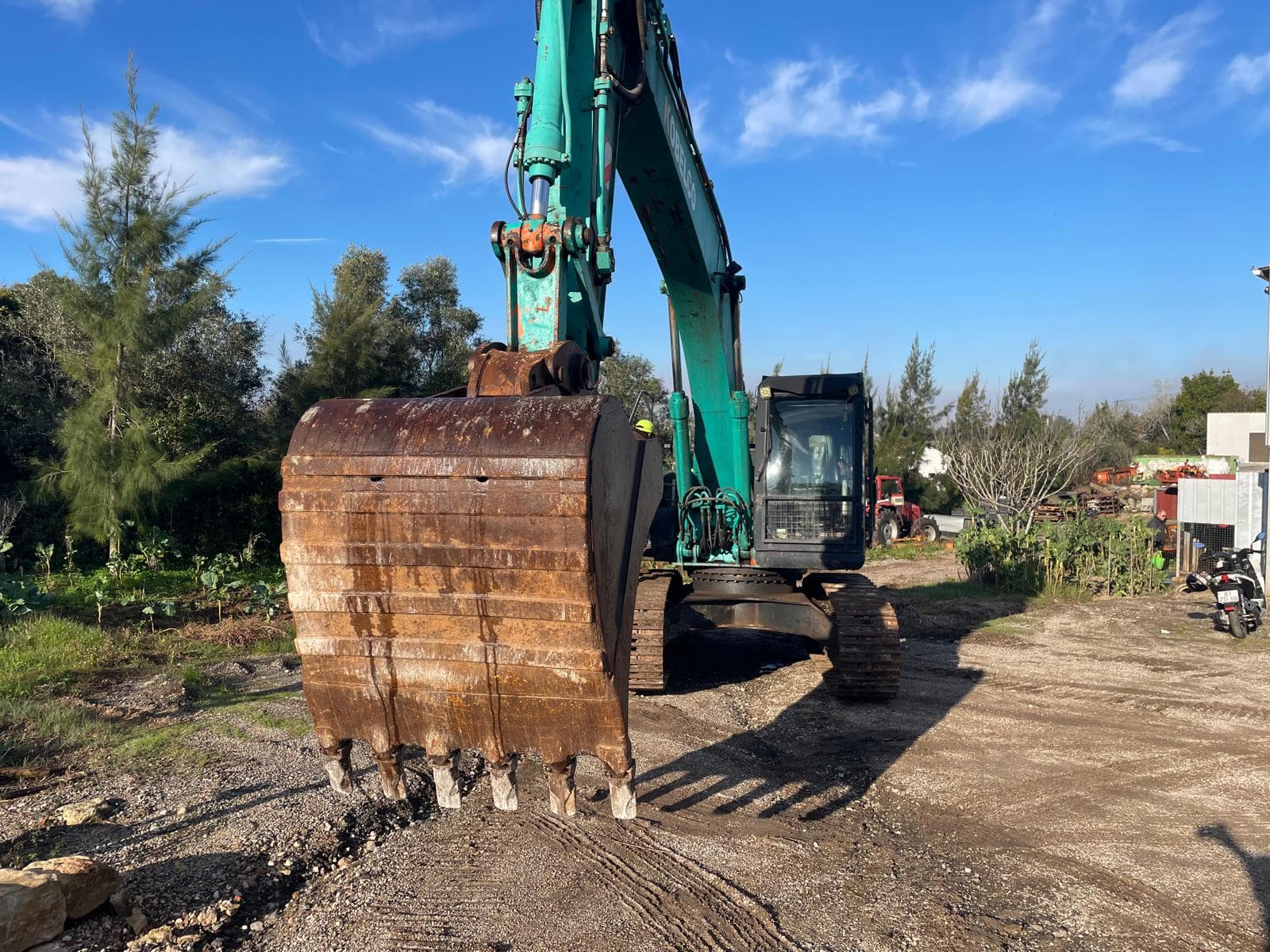 Escavadora Kobelco E 215 · Ano 2004 — imagen 3