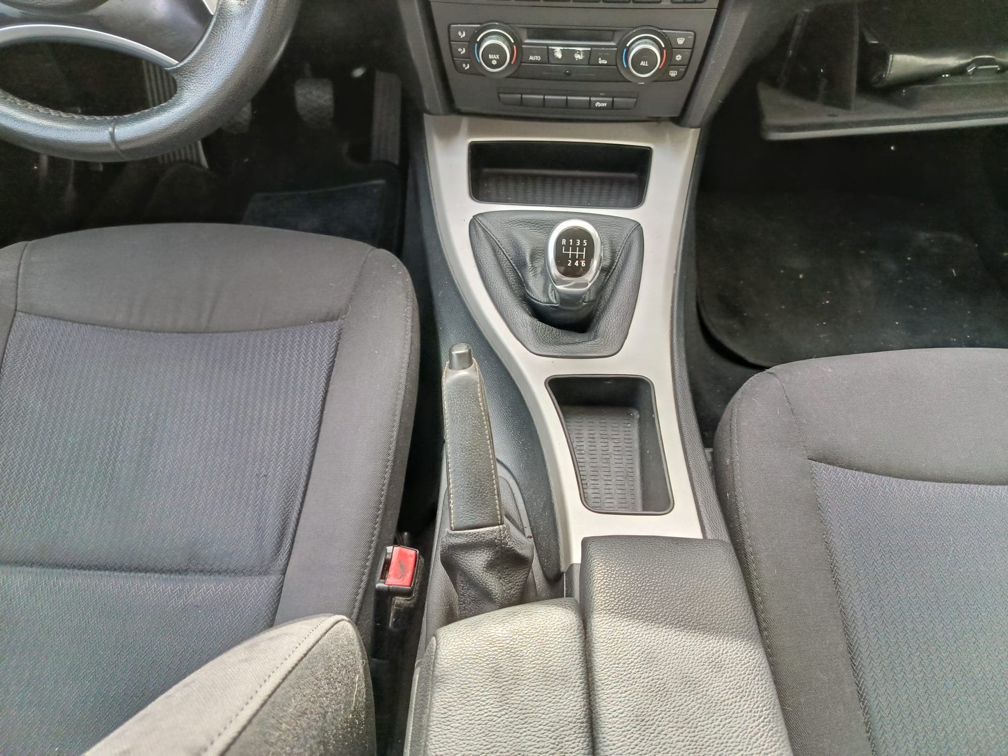 BMW 318 D · Ano 2010 — image 15