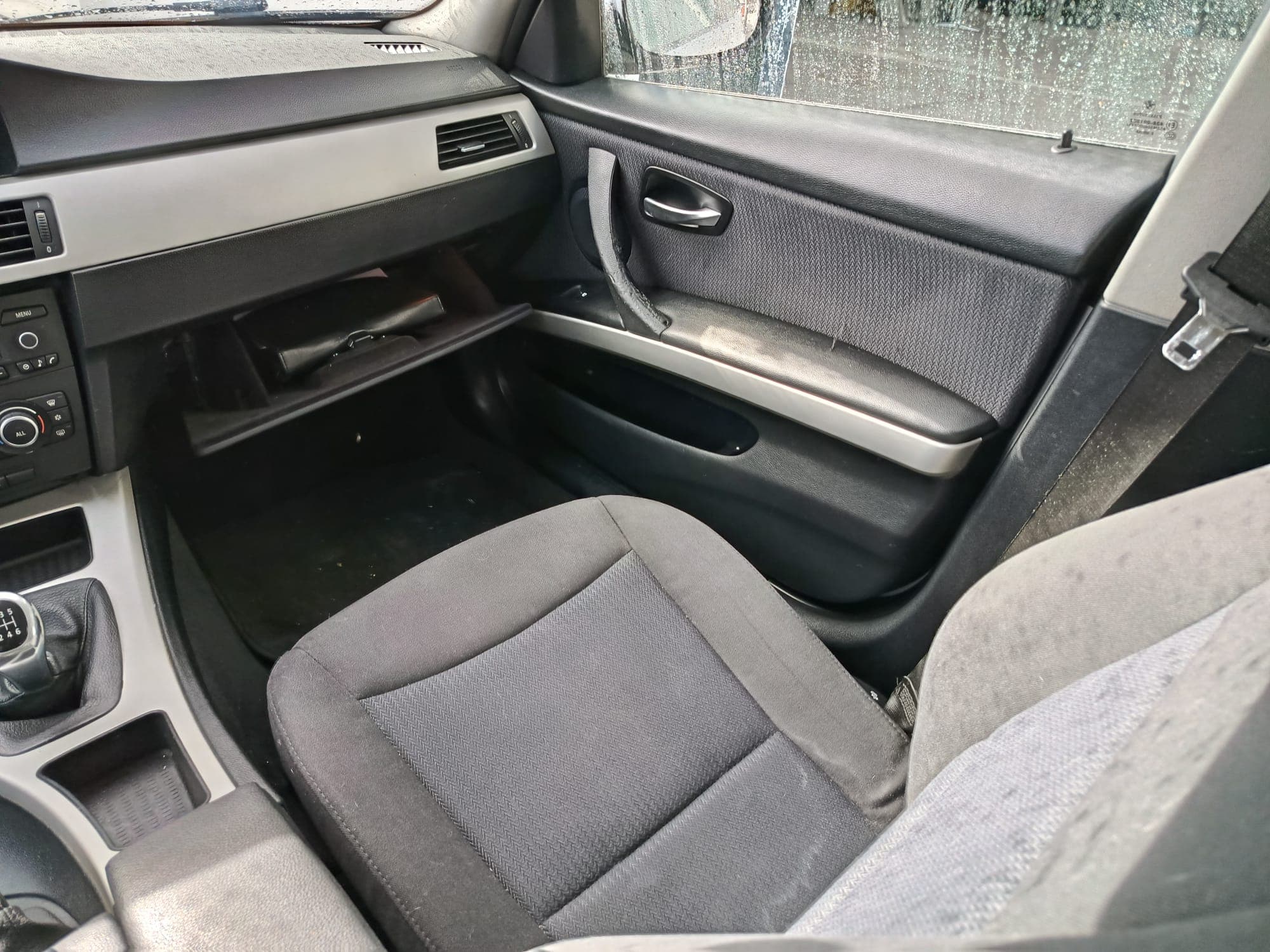 BMW 318 D · Ano 2010 — image 18