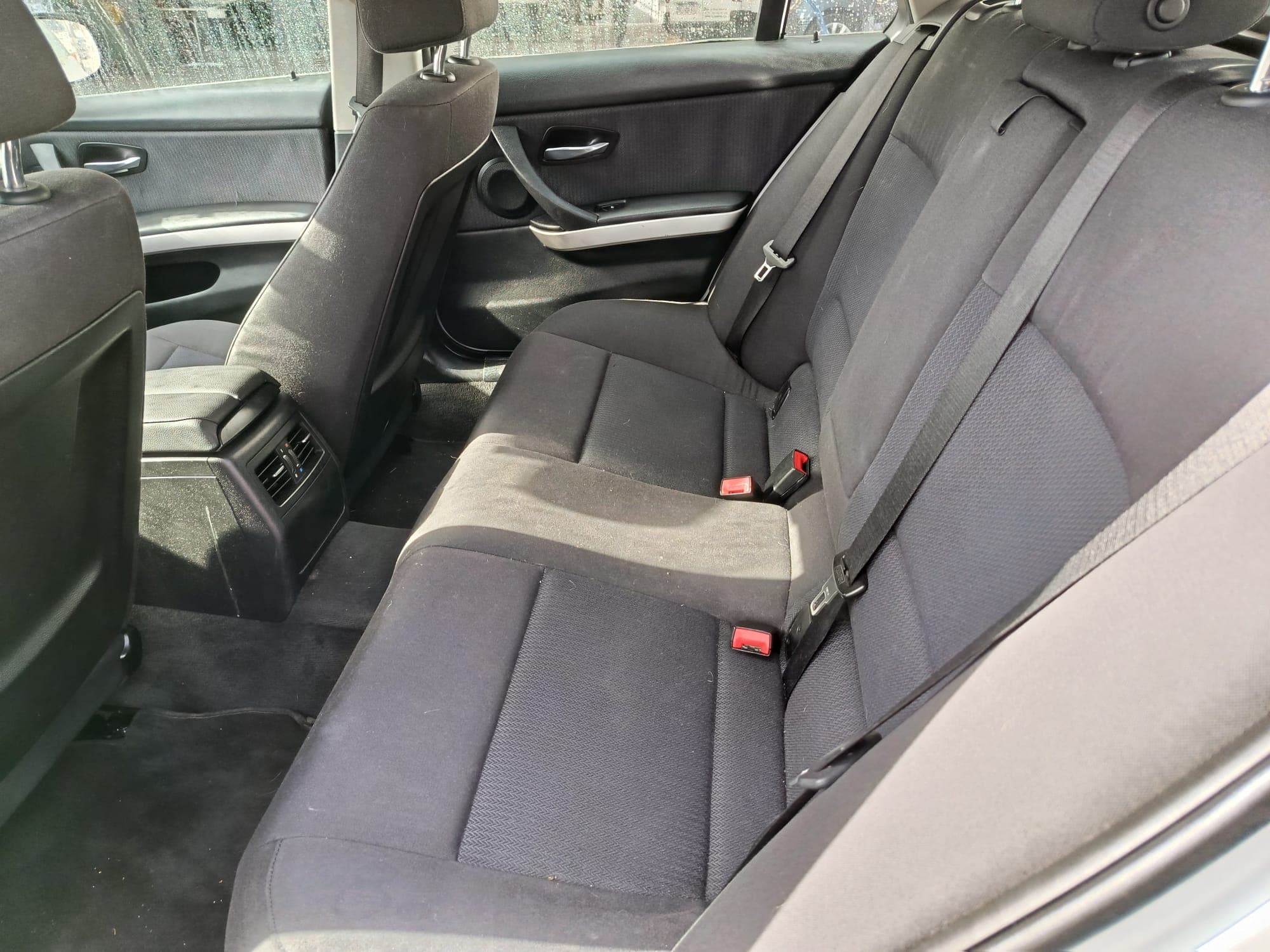 BMW 318 D · Ano 2010 — image 16