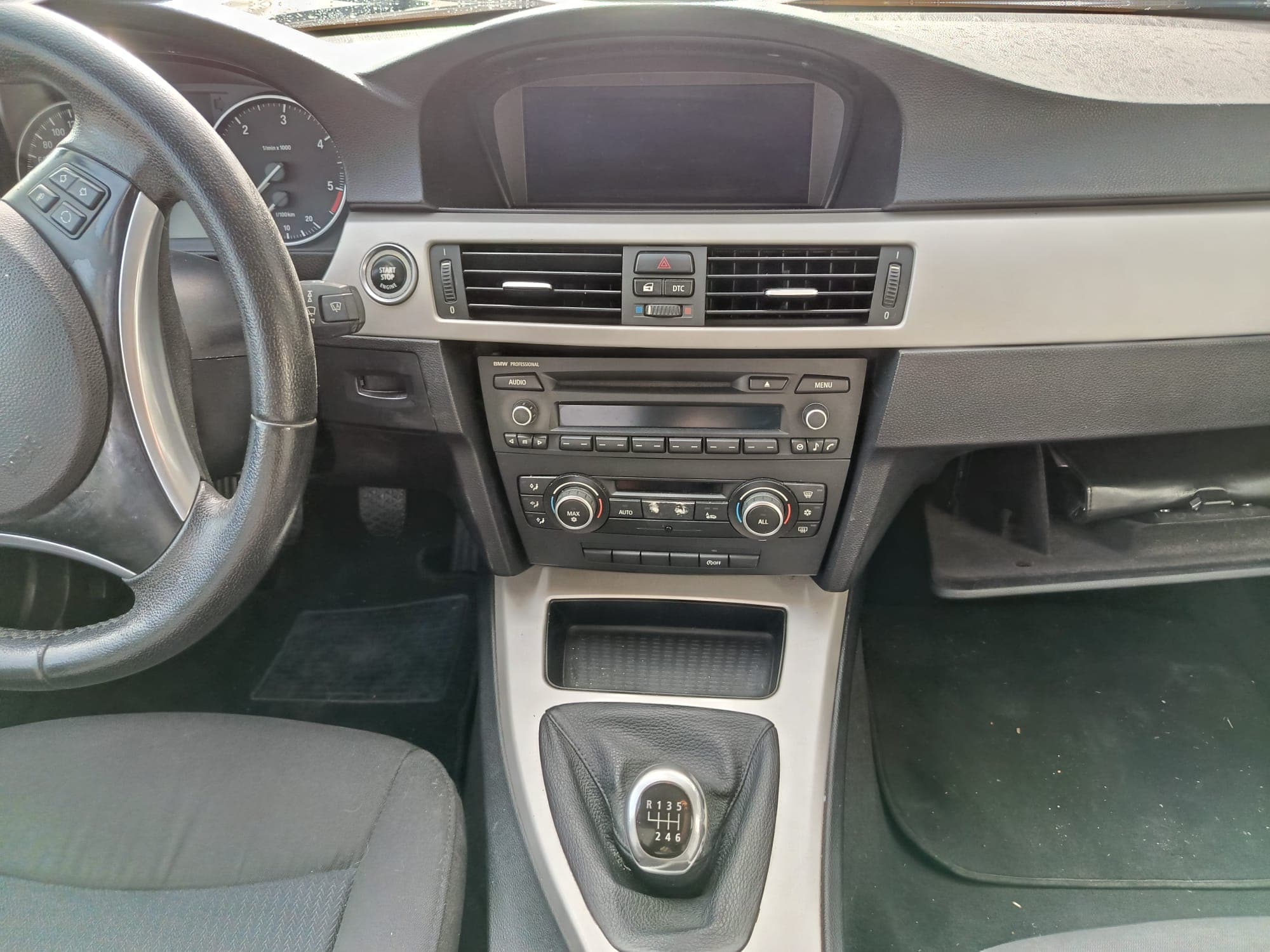 BMW 318 D · Ano 2010 — image 19