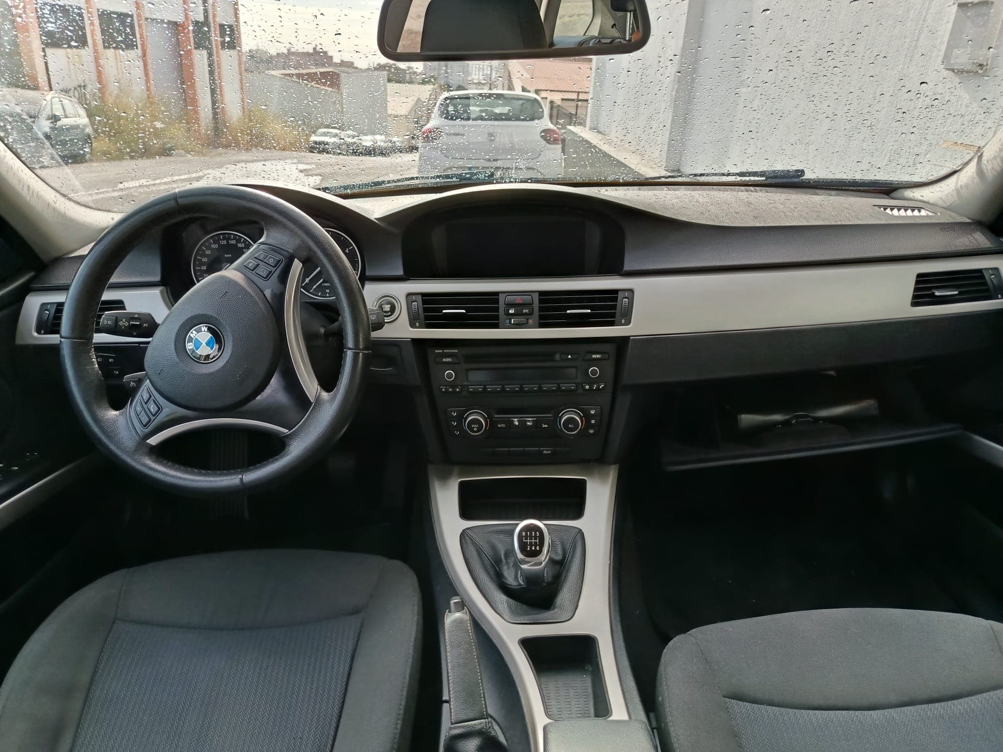 BMW 318 D · Ano 2010 — image 17