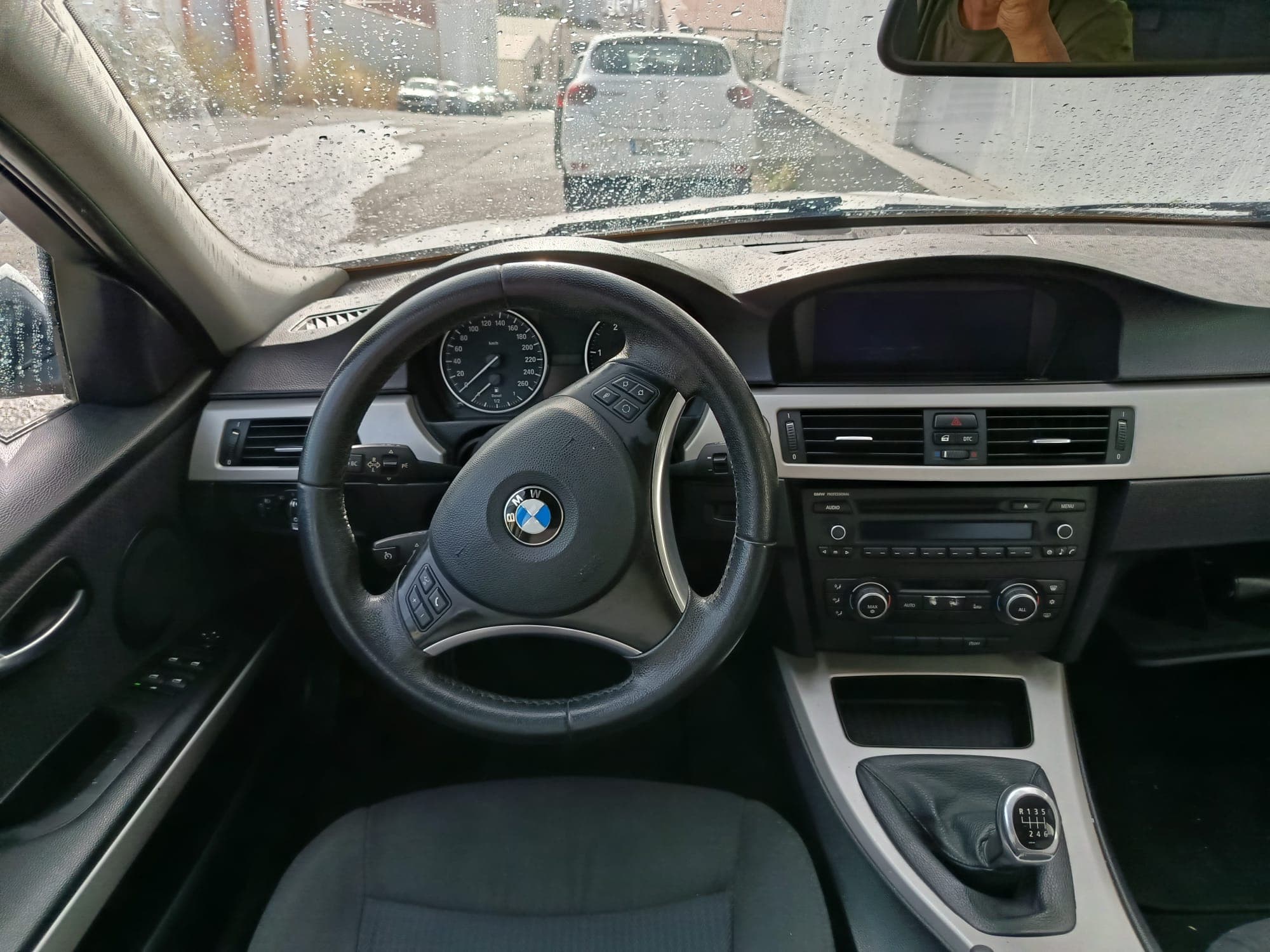 BMW 318 D · Ano 2010 — image 14