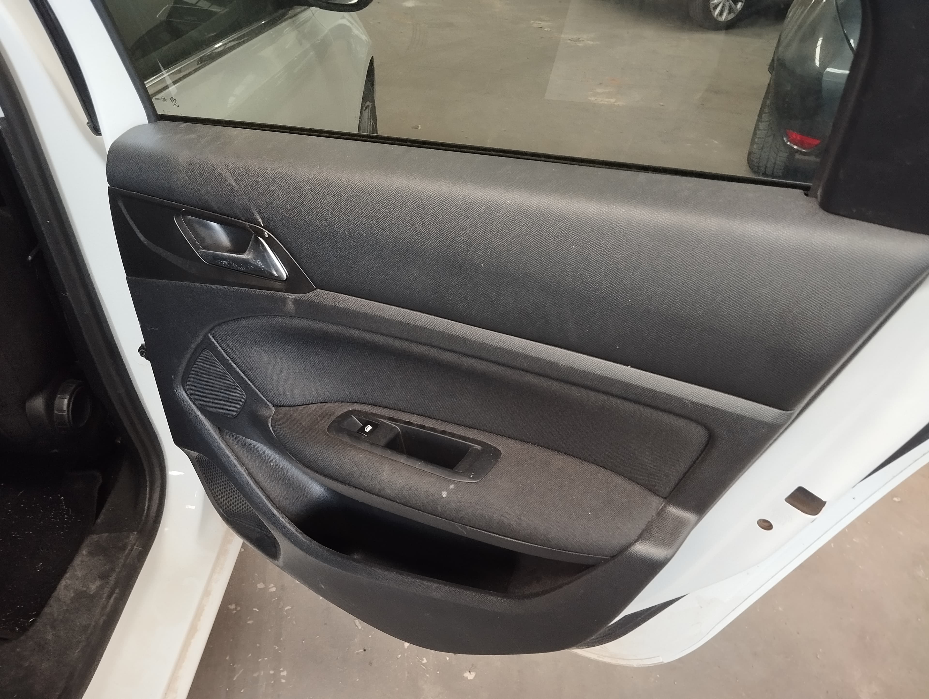 Peugeot 308 SW 1.6 BlueHDi · Ano 2015 — imagen 18