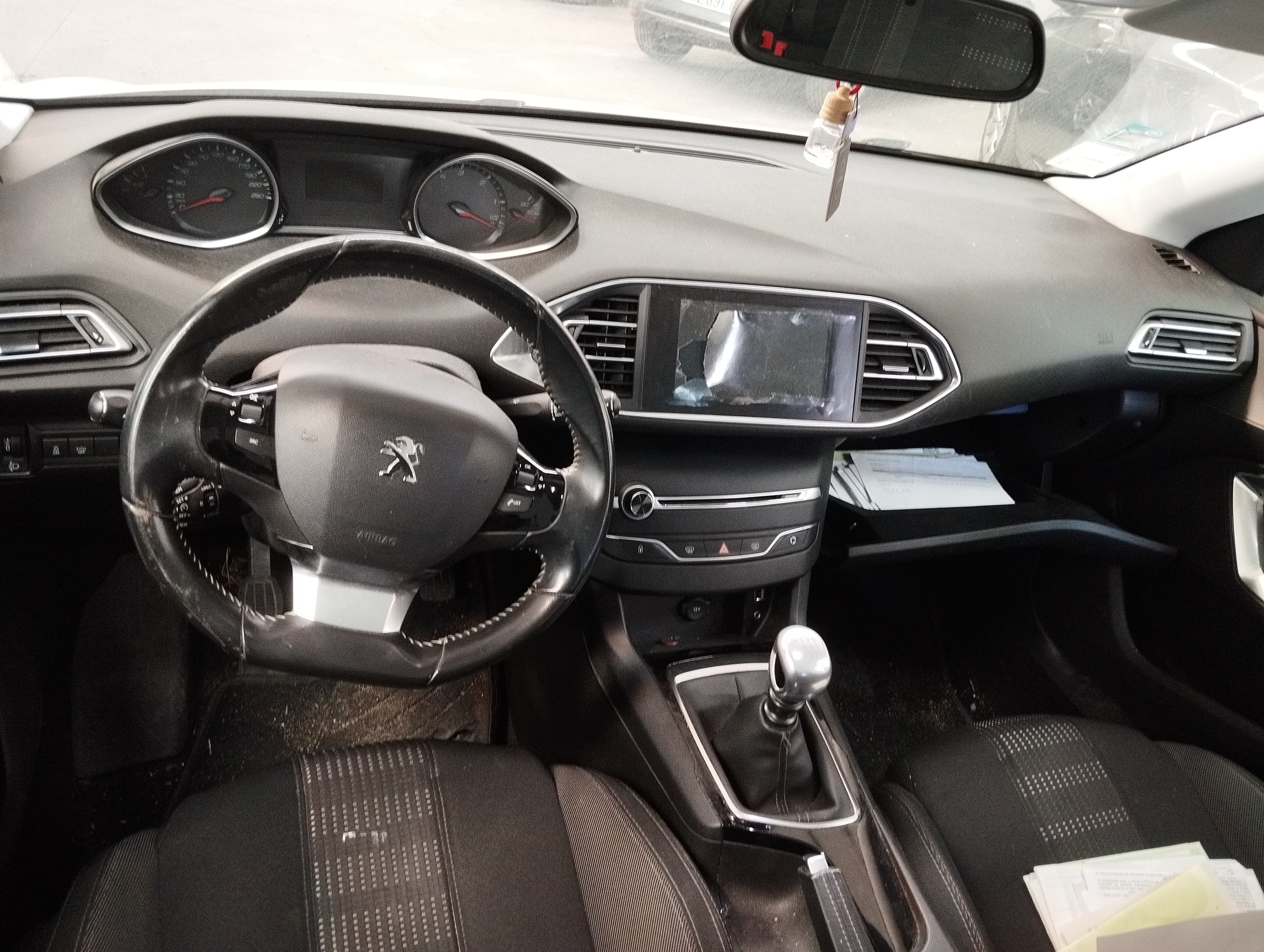 Peugeot 308 SW 1.6 BlueHDi · Ano 2015 — imagen 14