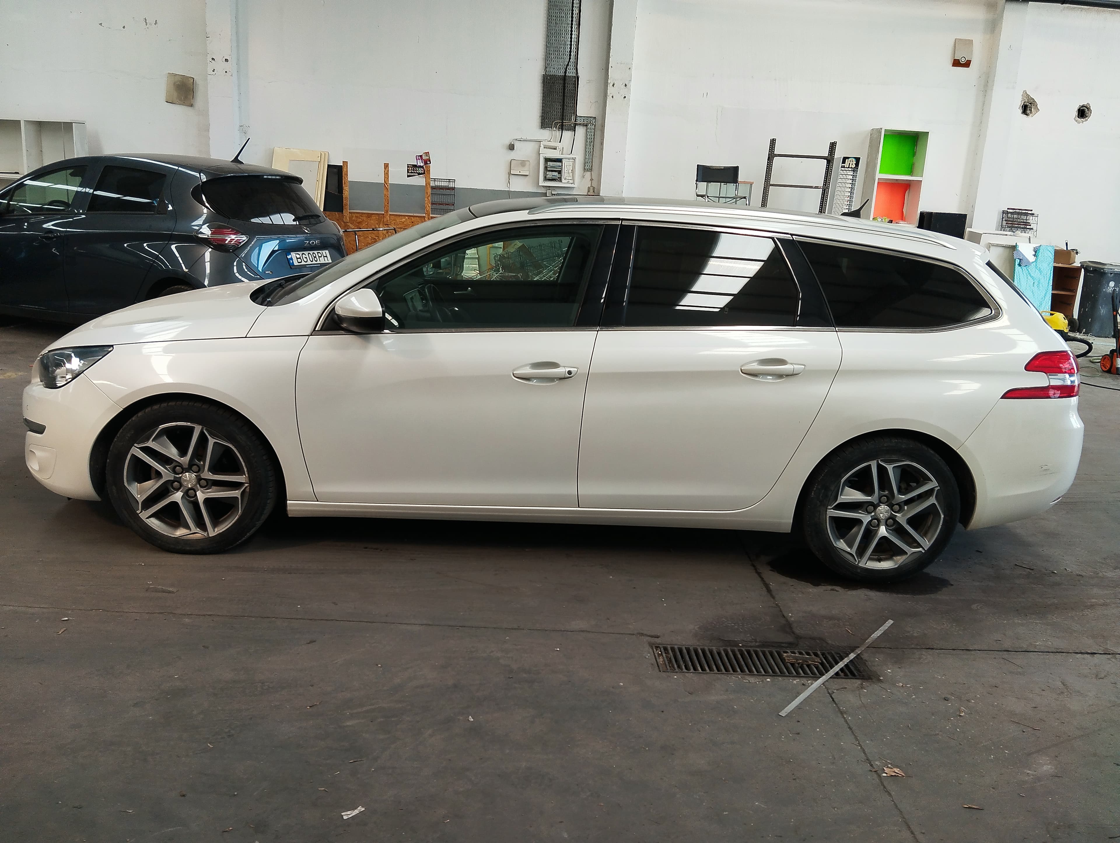 Peugeot 308 SW 1.6 BlueHDi · Ano 2015 — imagen 4