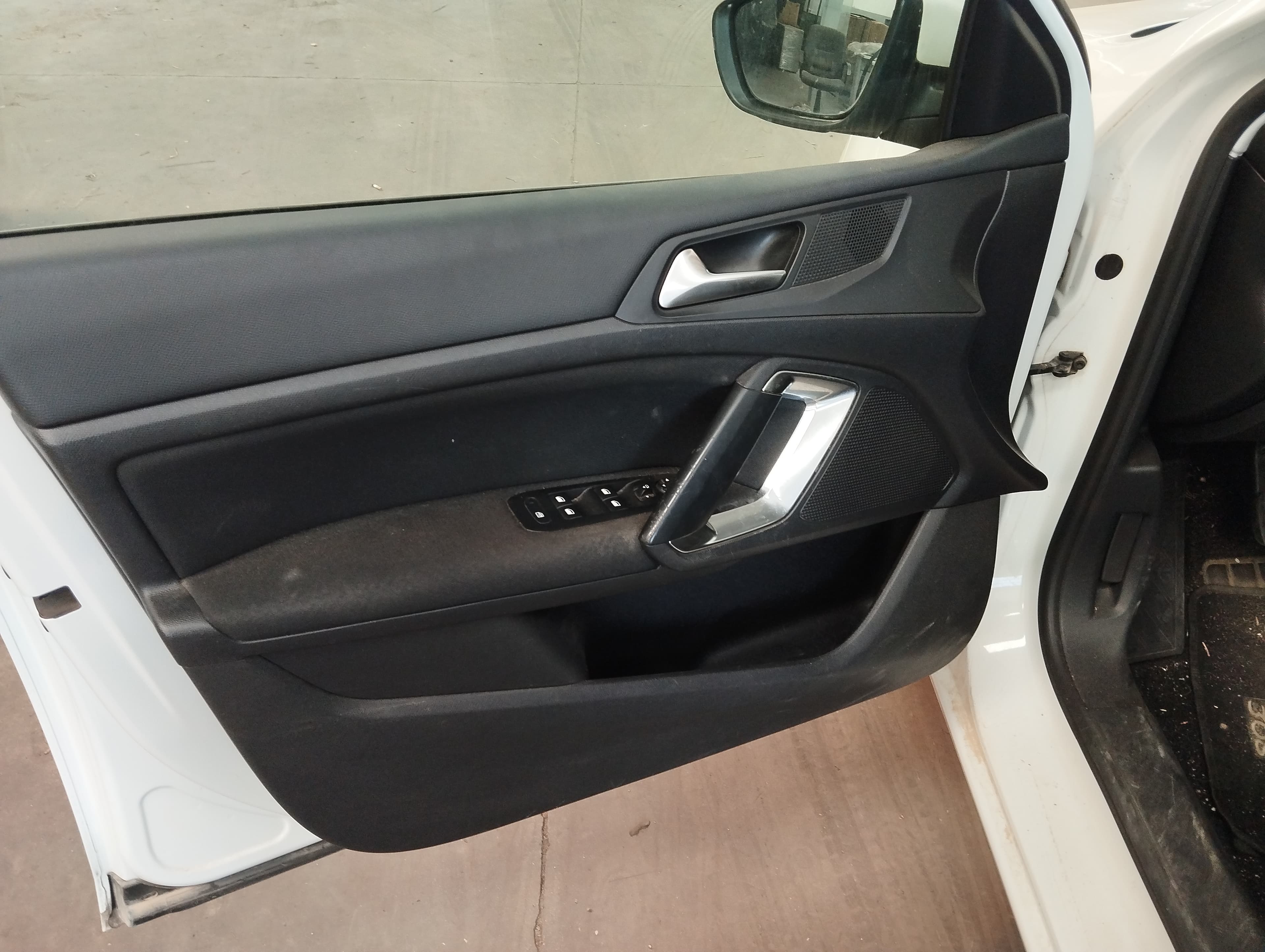 Peugeot 308 SW 1.6 BlueHDi · Ano 2015 — imagen 12