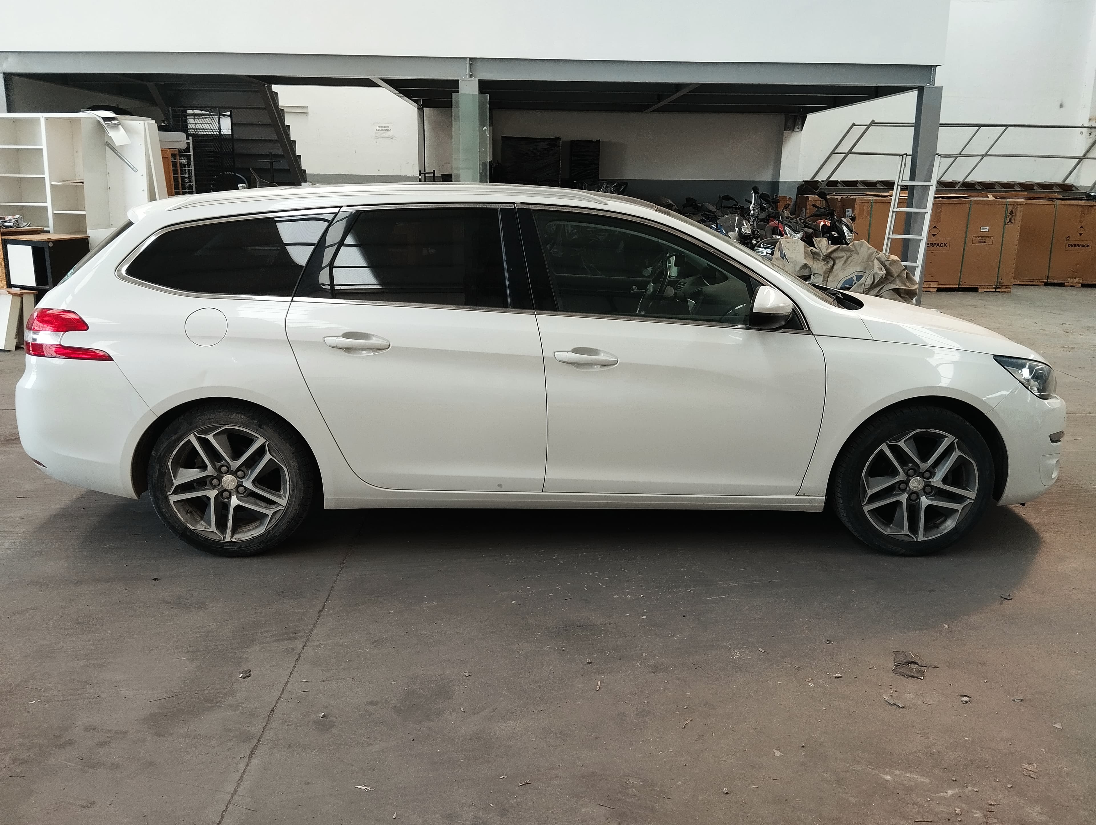 Peugeot 308 SW 1.6 BlueHDi · Ano 2015 — imagen 5