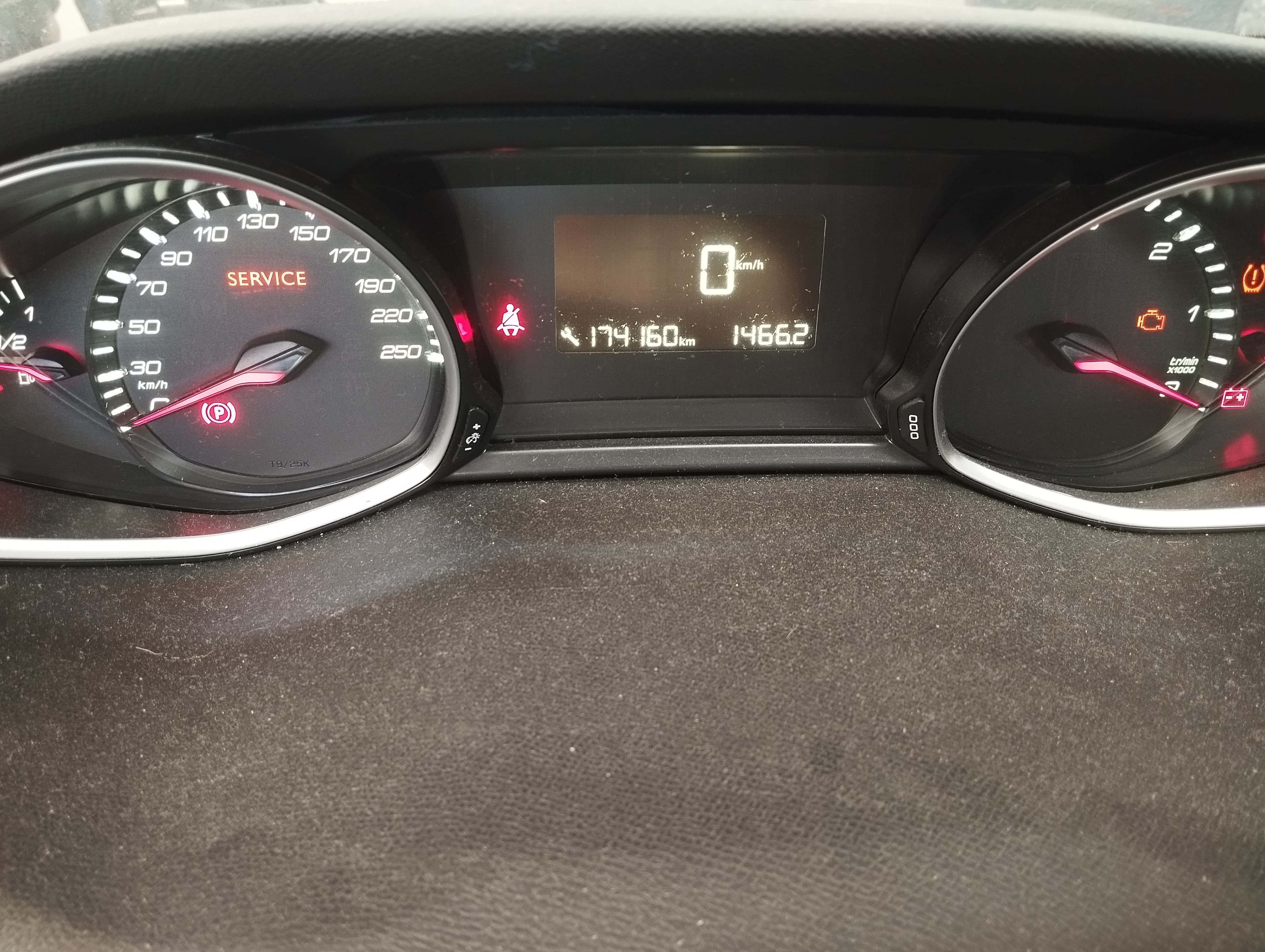 Peugeot 308 SW 1.6 BlueHDi · Ano 2015 — imagen 17