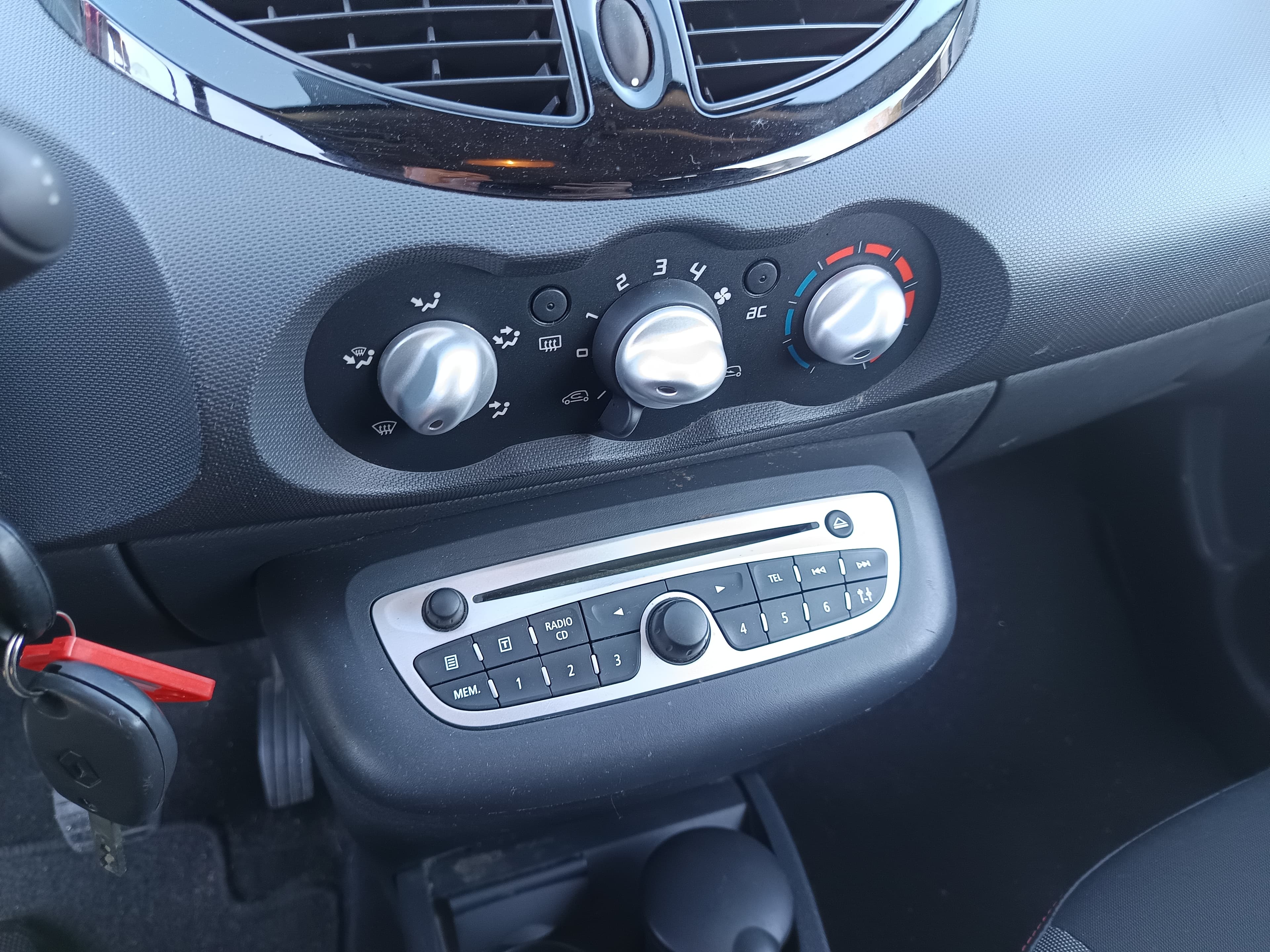 Renault Twingo 1.2 16V · Ano 2012 — imagen 23