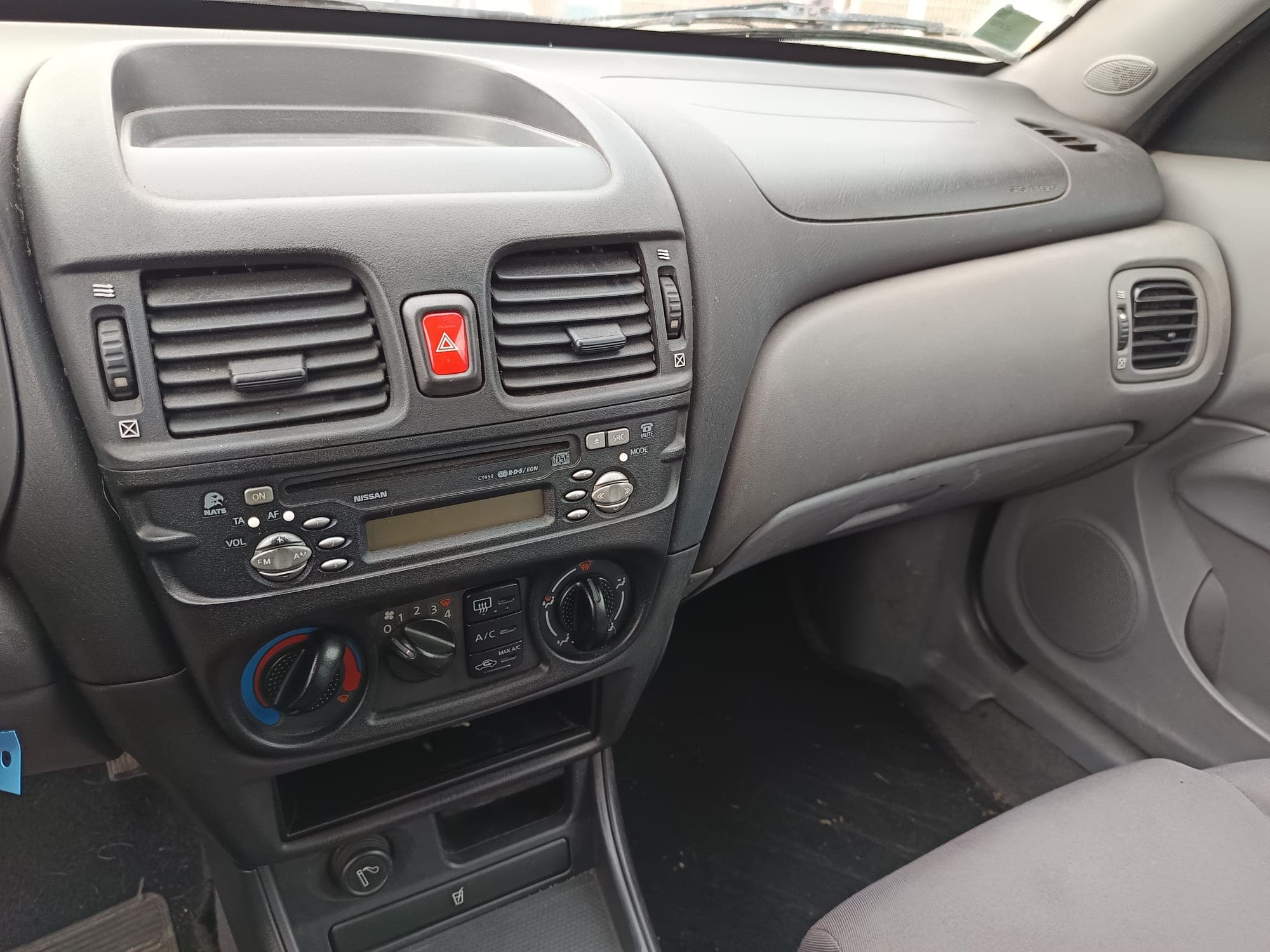 Nissan Almera II Hatchback 1.5 DCi · Año 2003 — imagen 34