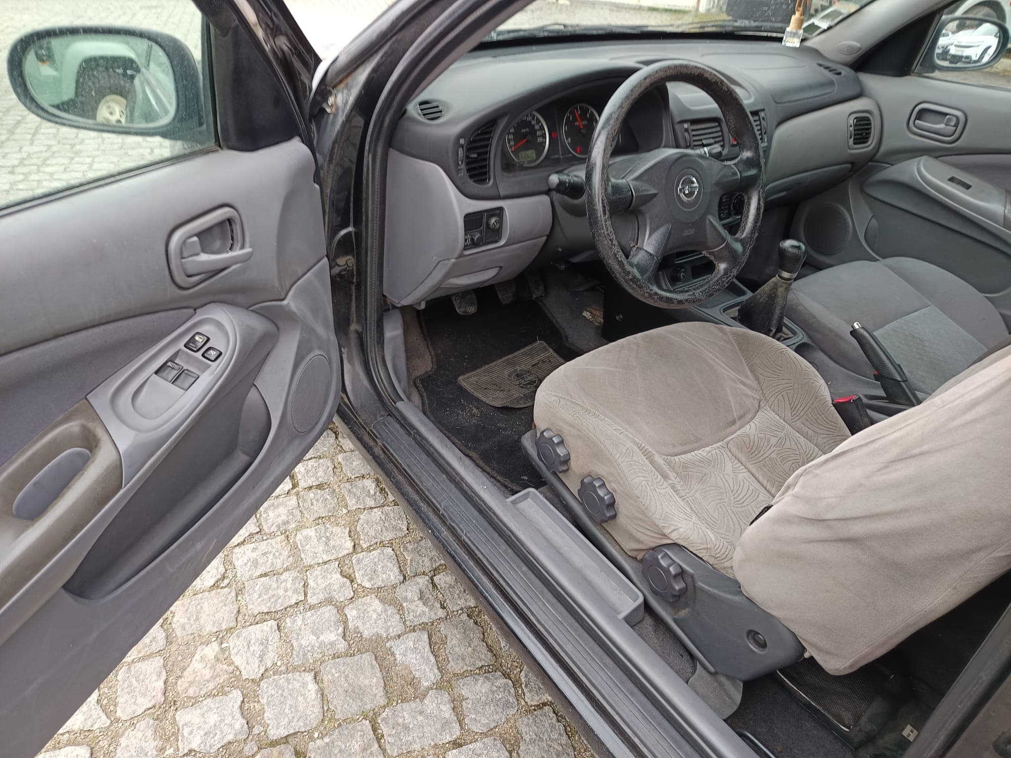 Nissan Almera II Hatchback 1.5 DCi · Año 2003 — imagen 33