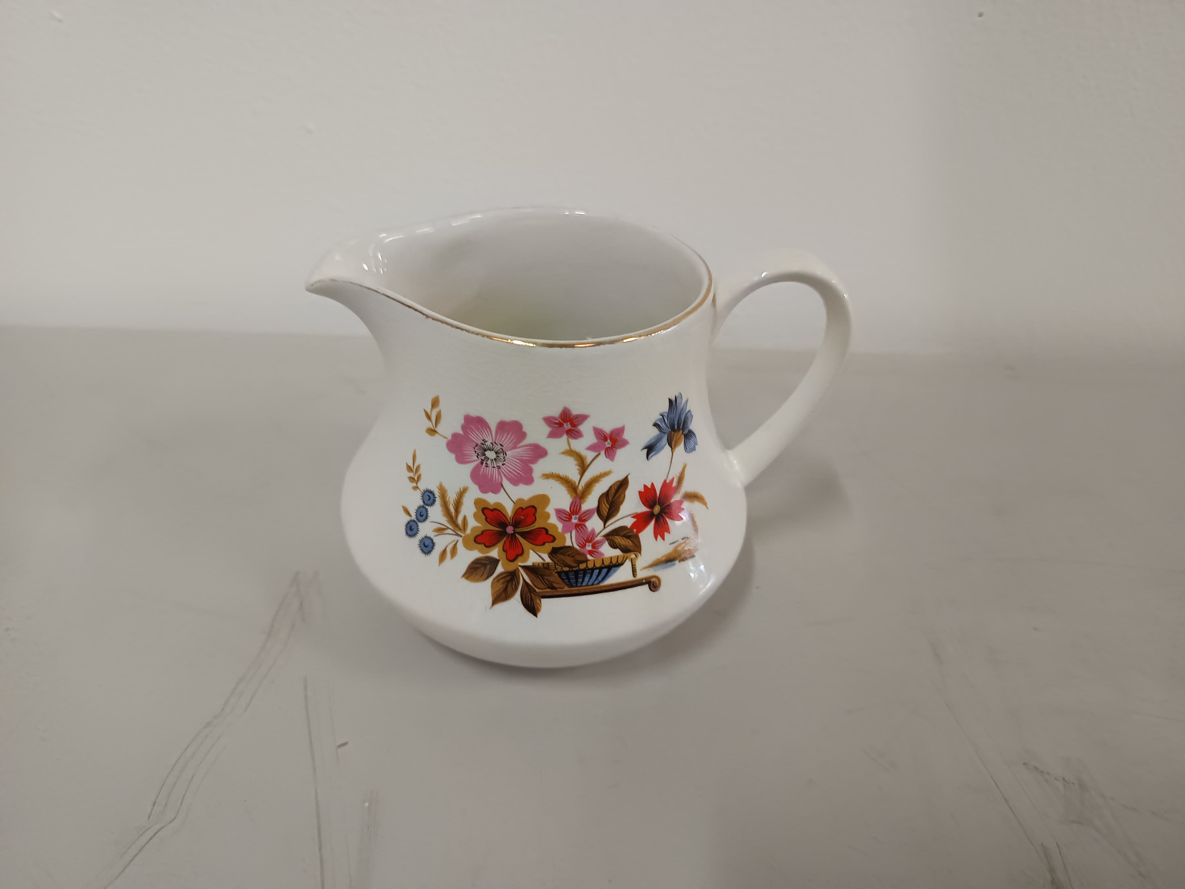 Leiteira em porcelana