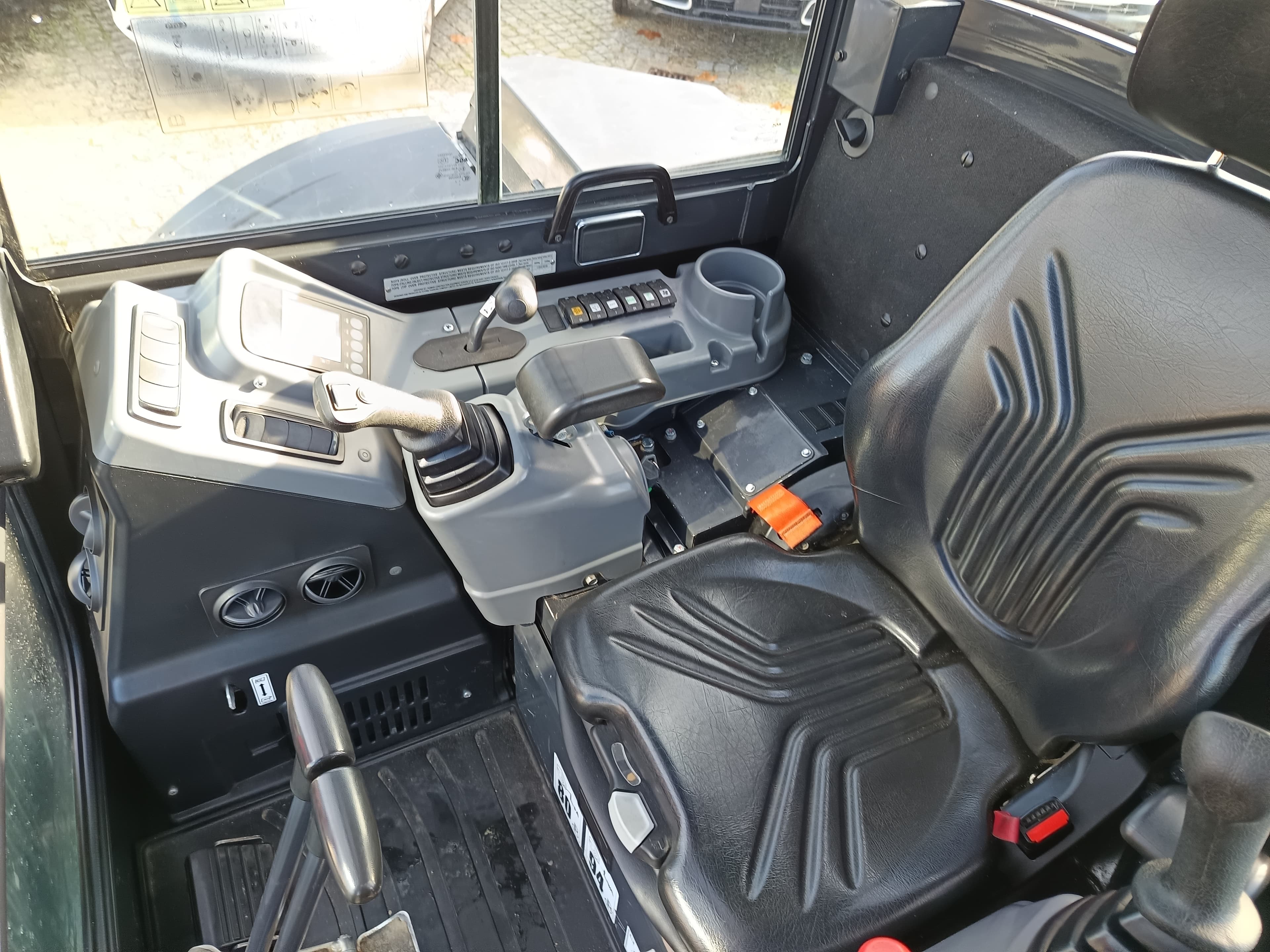 Giratória Rastos Yanmar VIO 50-6B · Ano 2024 — image 15