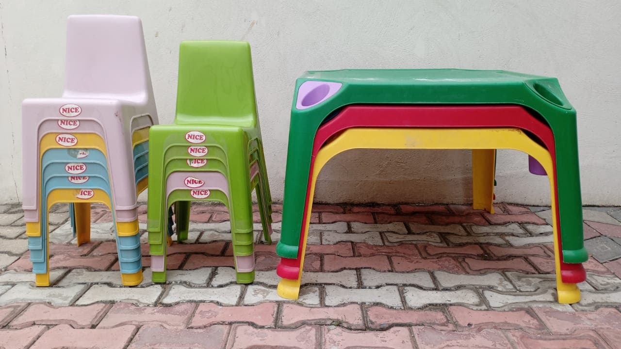 Cadeiras e mesas plásticas
