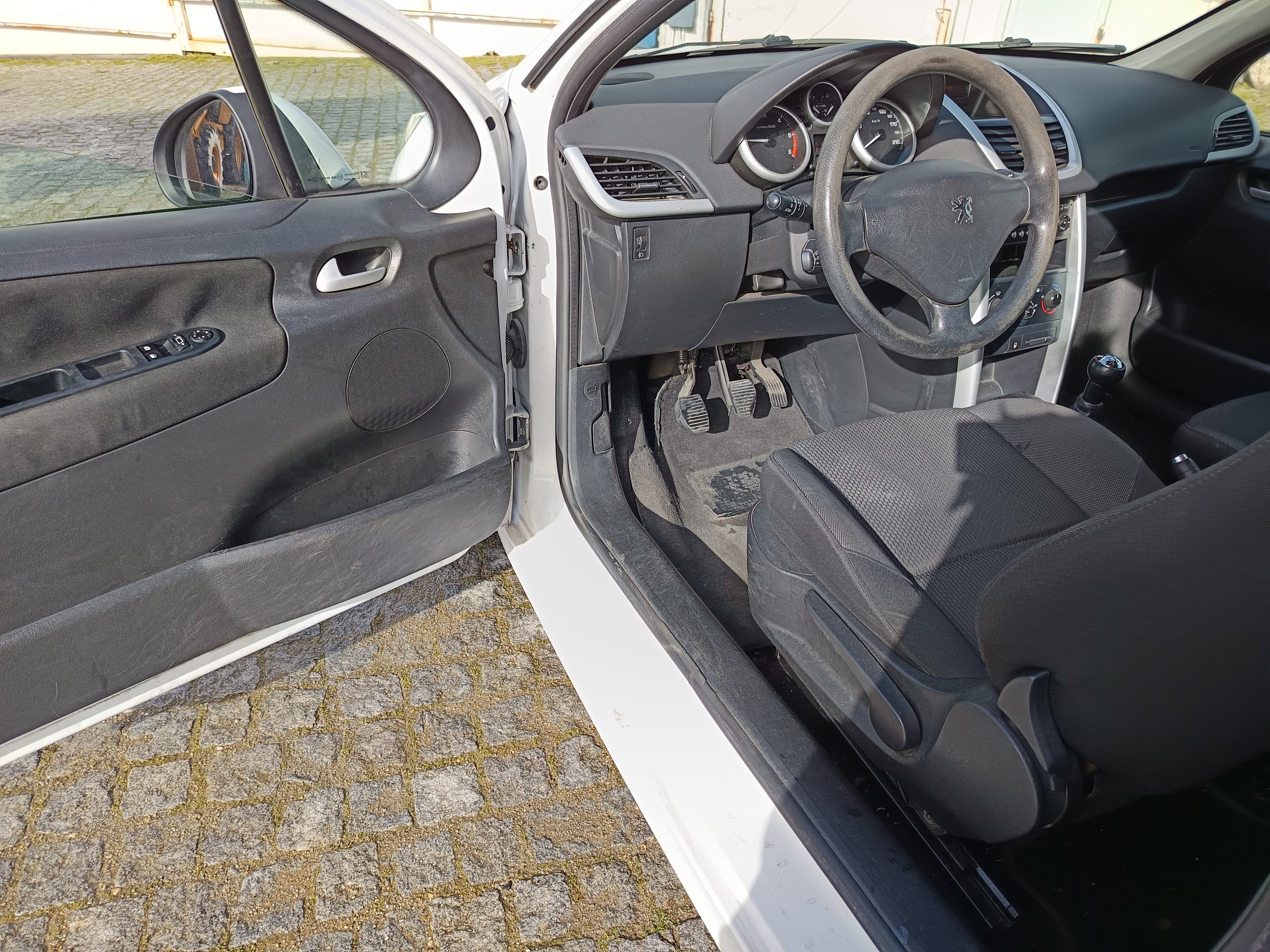 Peugeot 207 · Ano 2011 — image 21