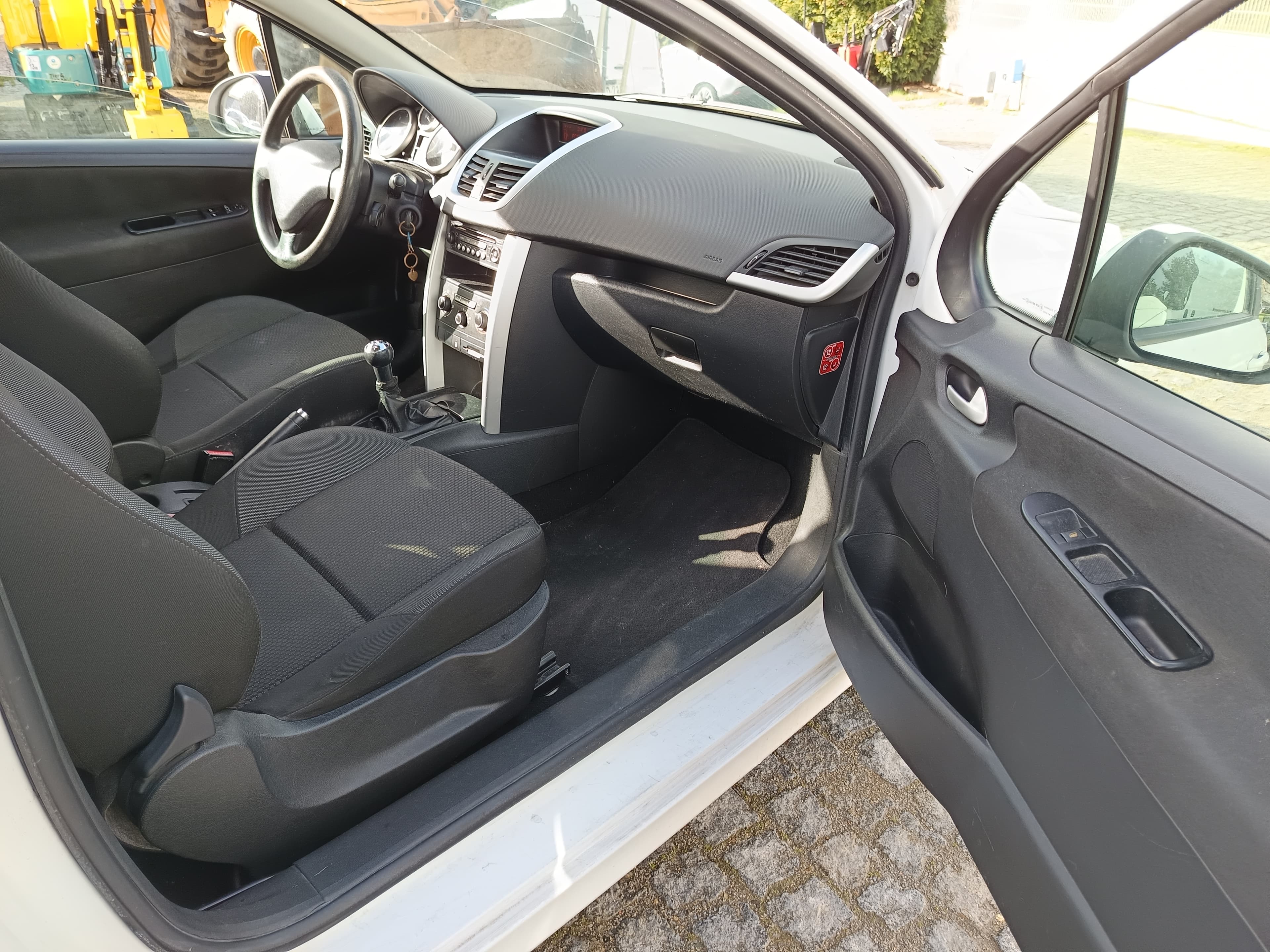 Peugeot 207 · Ano 2011 — image 18