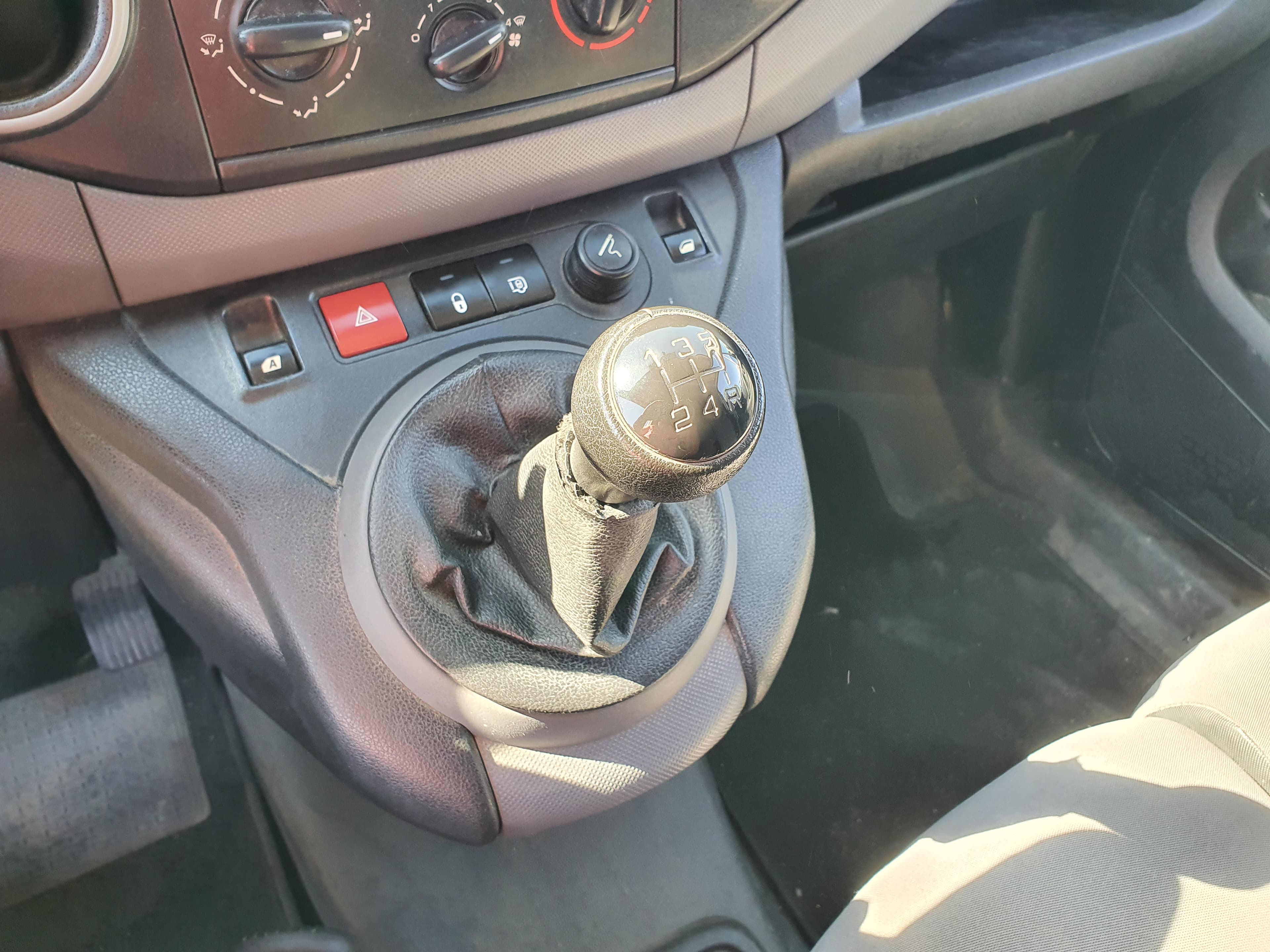 Peugeot Partner · Ano 2016 — imagem 30