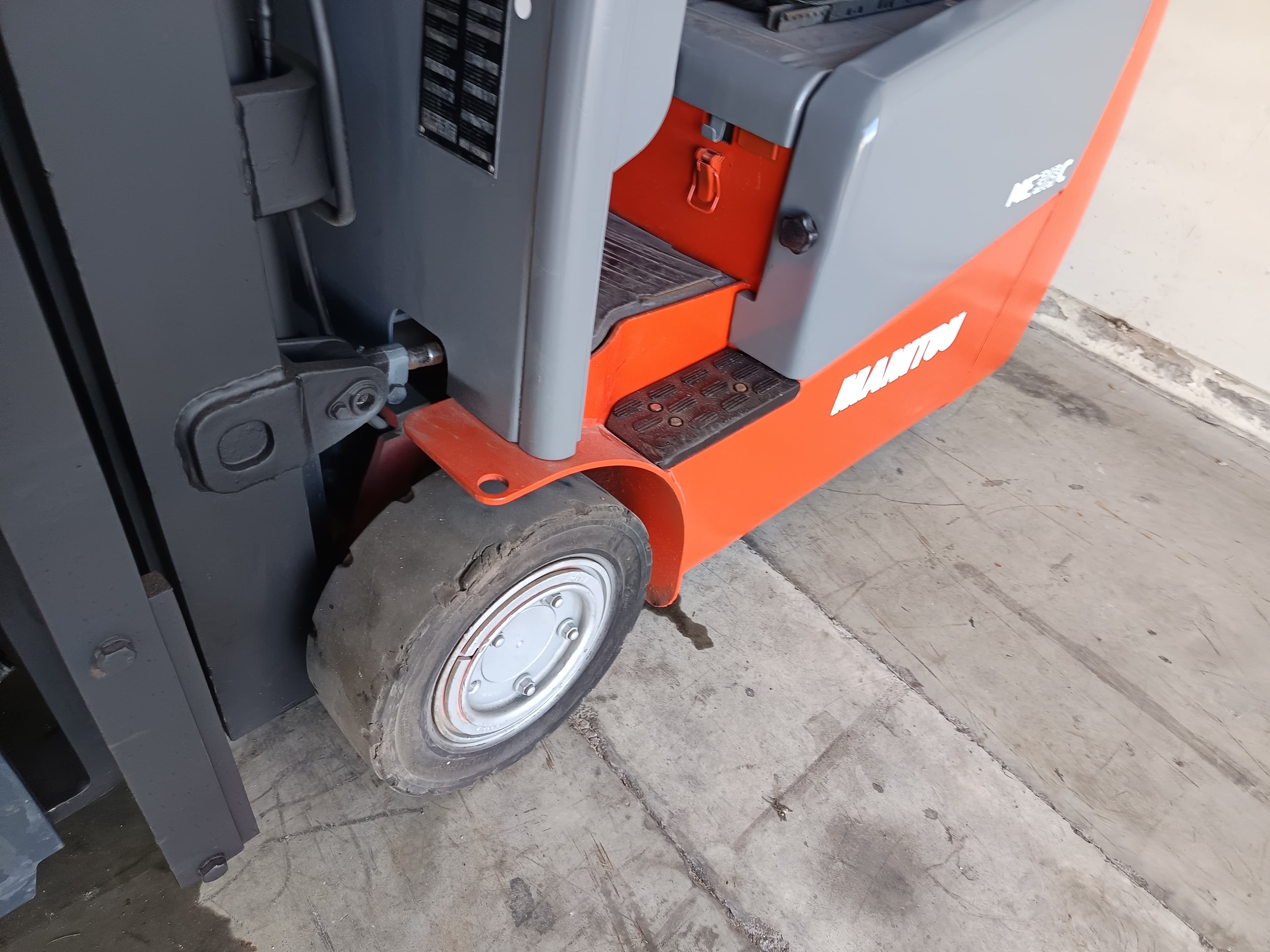 Empilhador Elétrico Manitou · 2015 — image 10