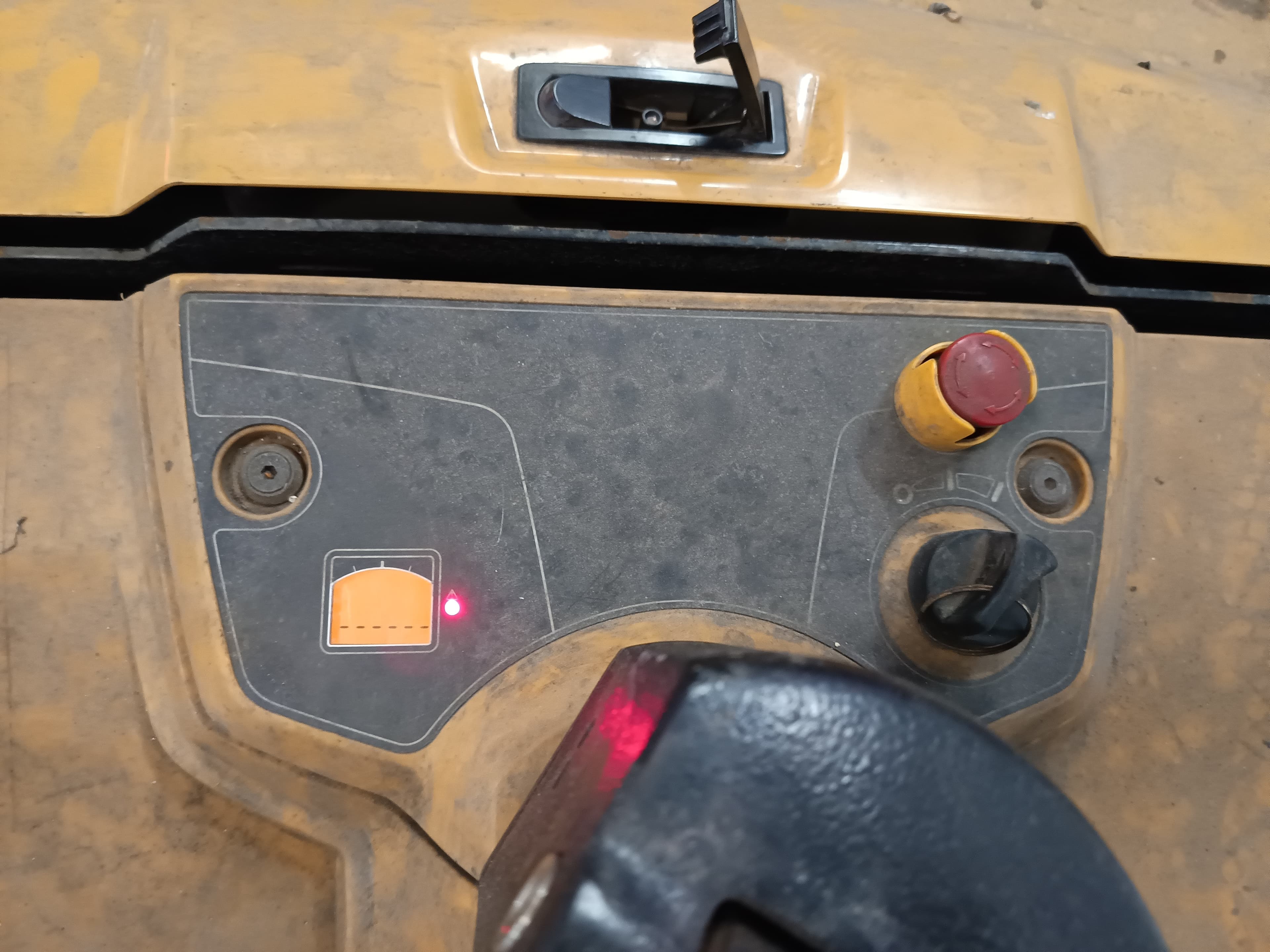 Porta Paletes Elétrico CAT · Ano 2019 — imagem 11