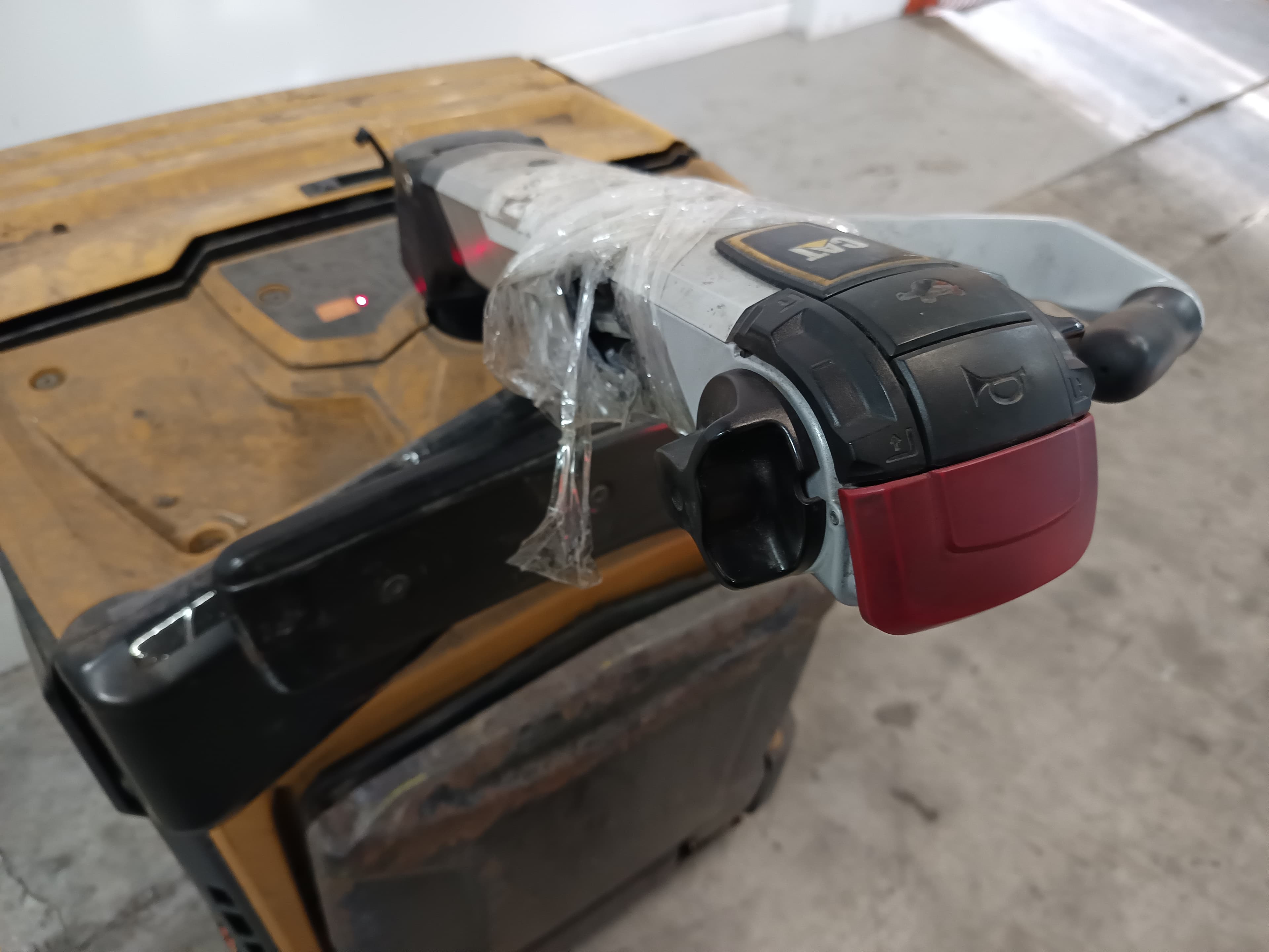 Porta Paletes Elétrico CAT · Ano 2019 — imagem 9