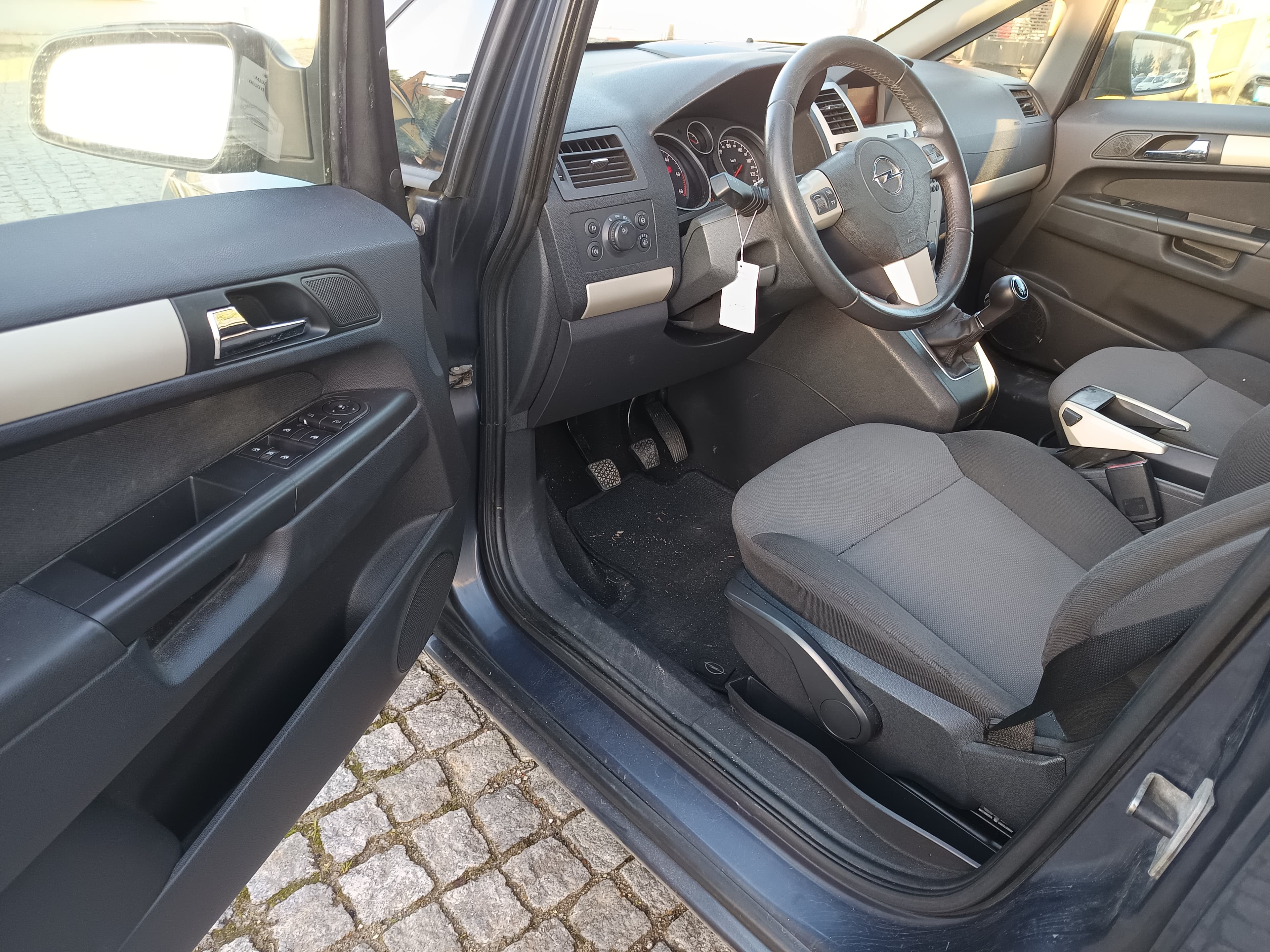 Opel Zafira · Ano 2009 — imagen 35
