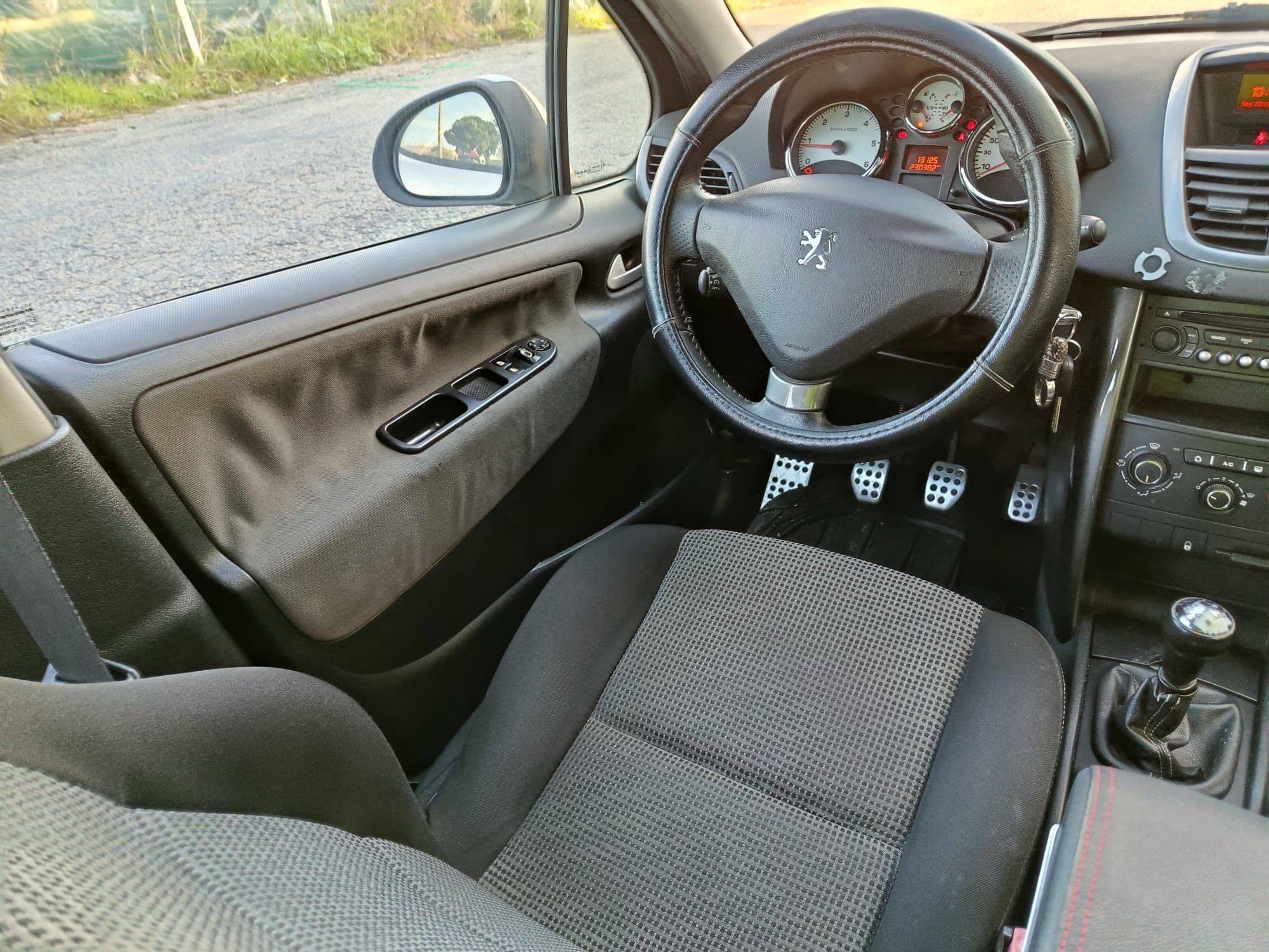 Peugeot 207 1.4 HDi SE Sportium · Ano 2010 — imagem 19
