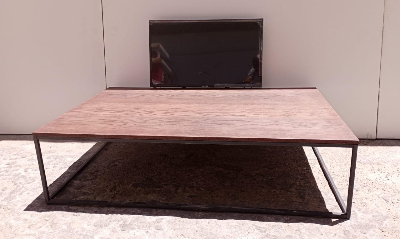 TV e mesa de centro — imagen 1