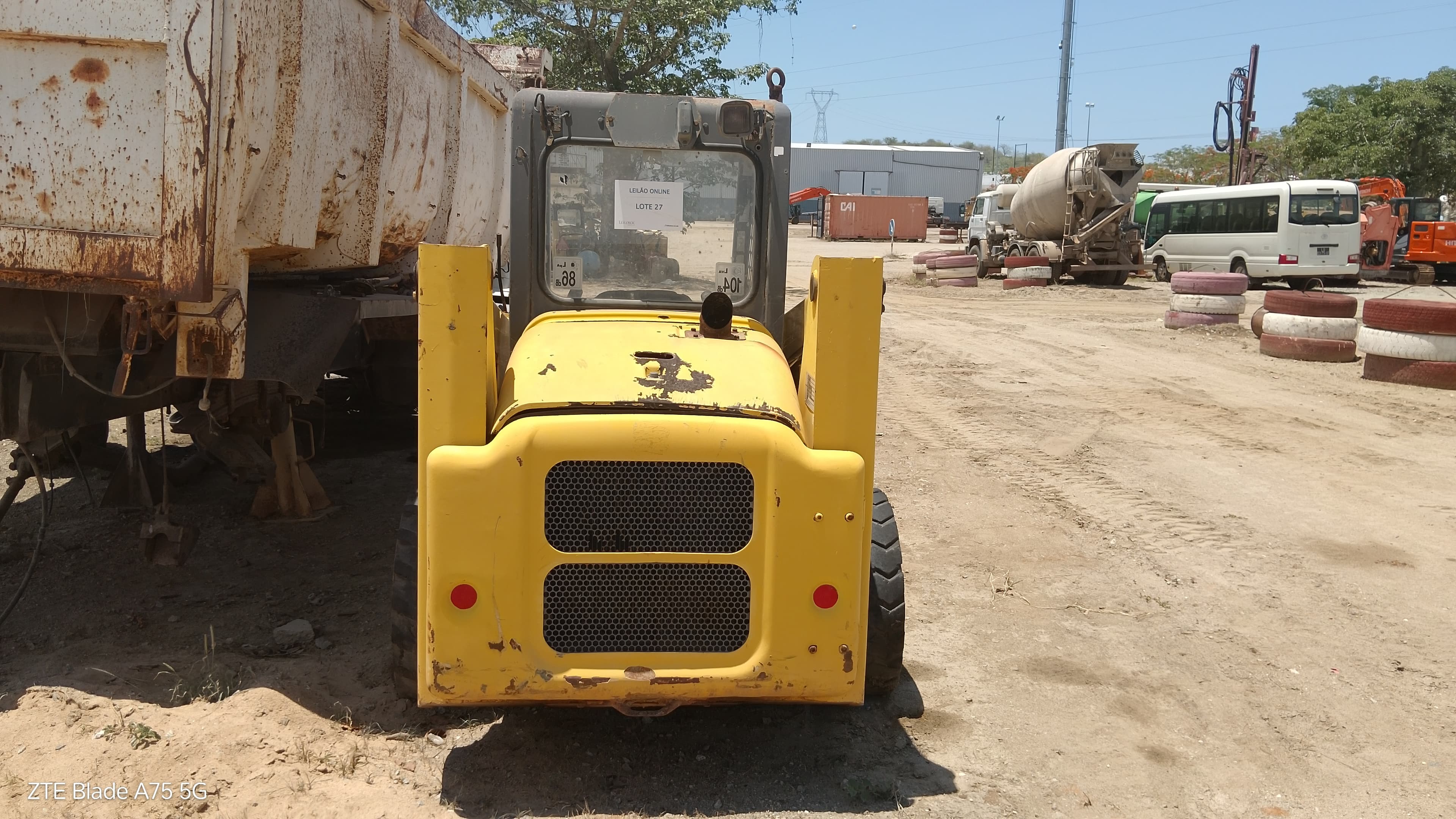 Mini Pá Komatsu SK714 — imagem 3
