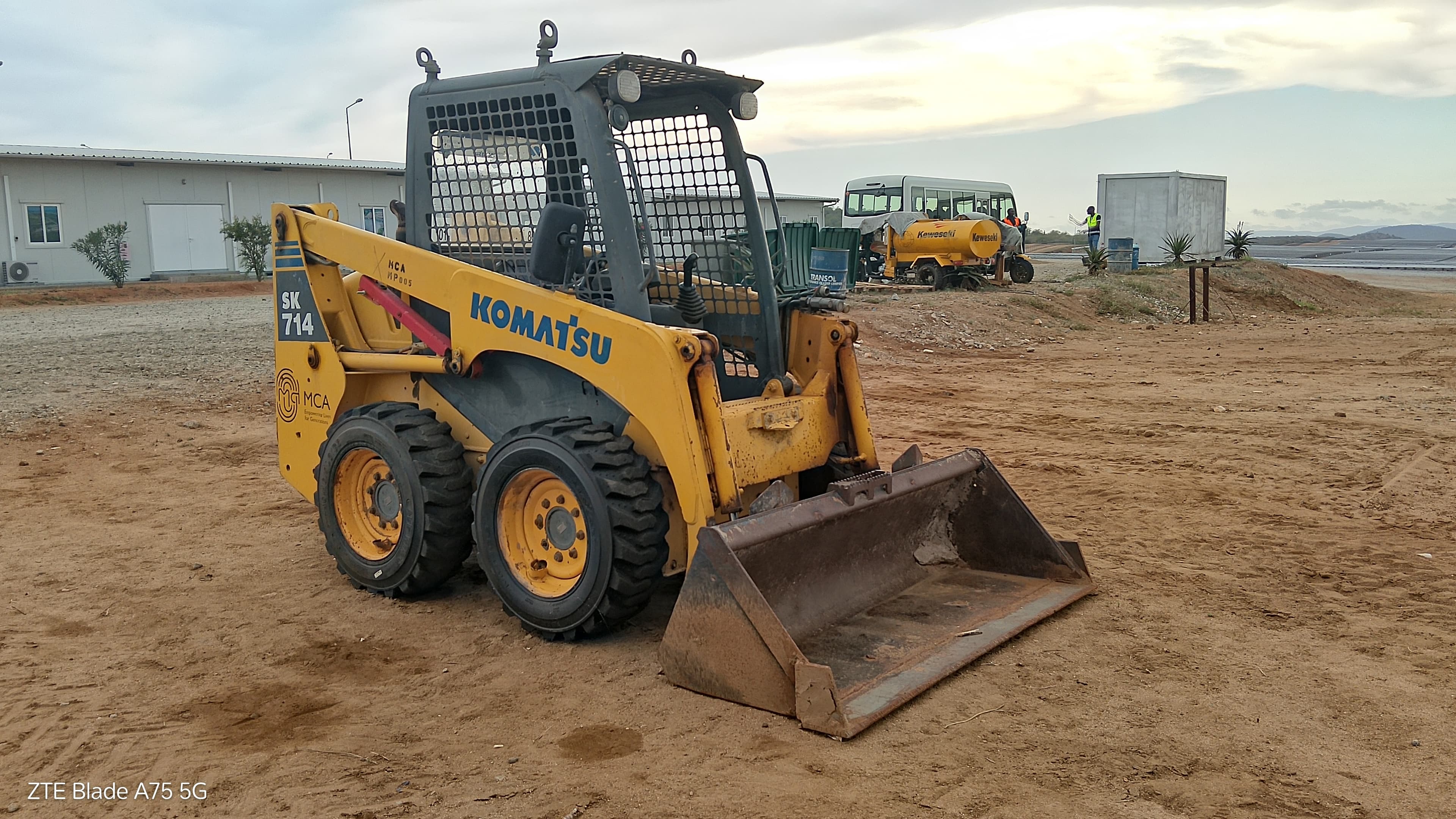 Mini Pá Komatsu SK714 — imagen 3