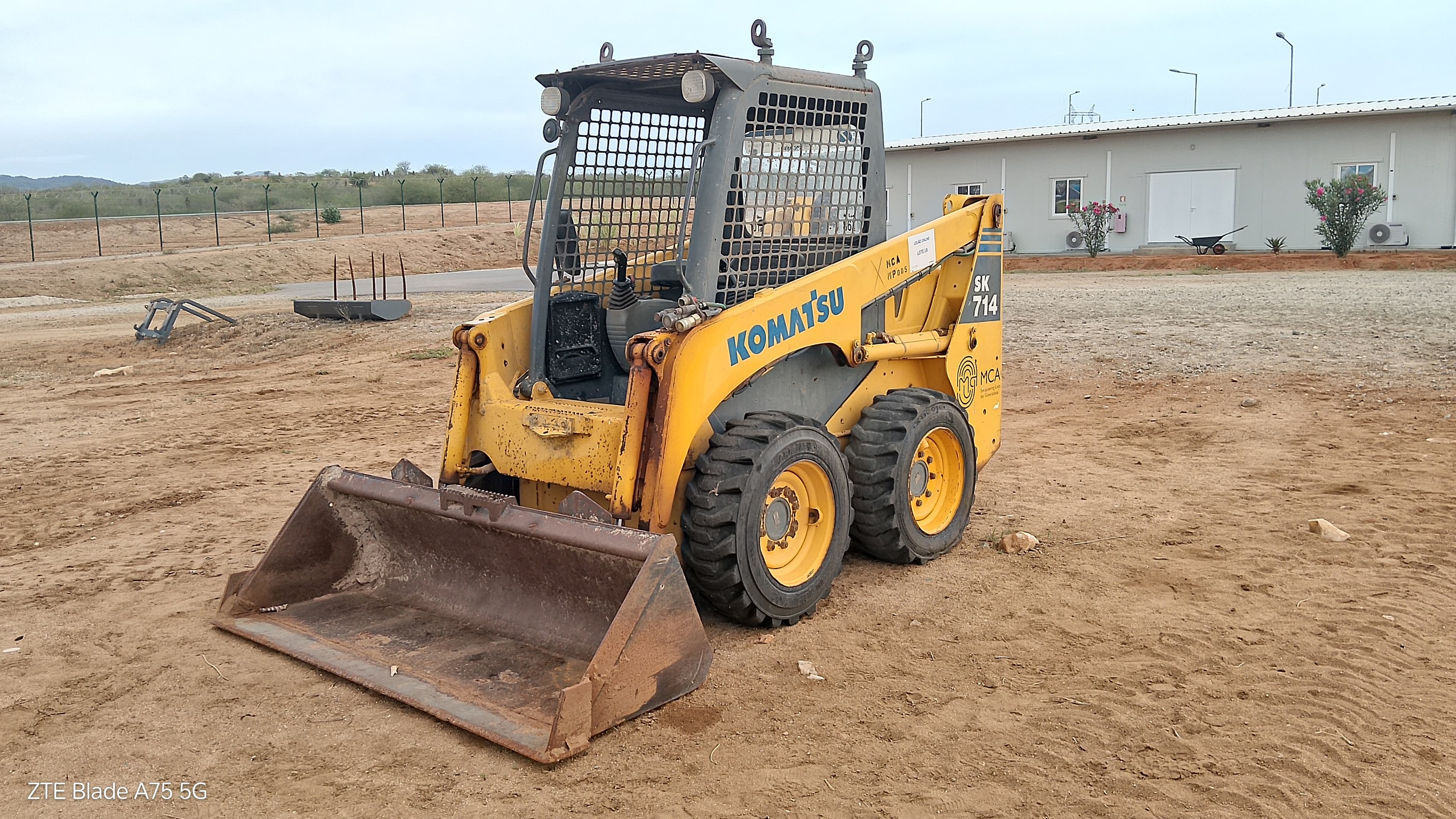 Mini Pá Komatsu SK714 — imagen 2