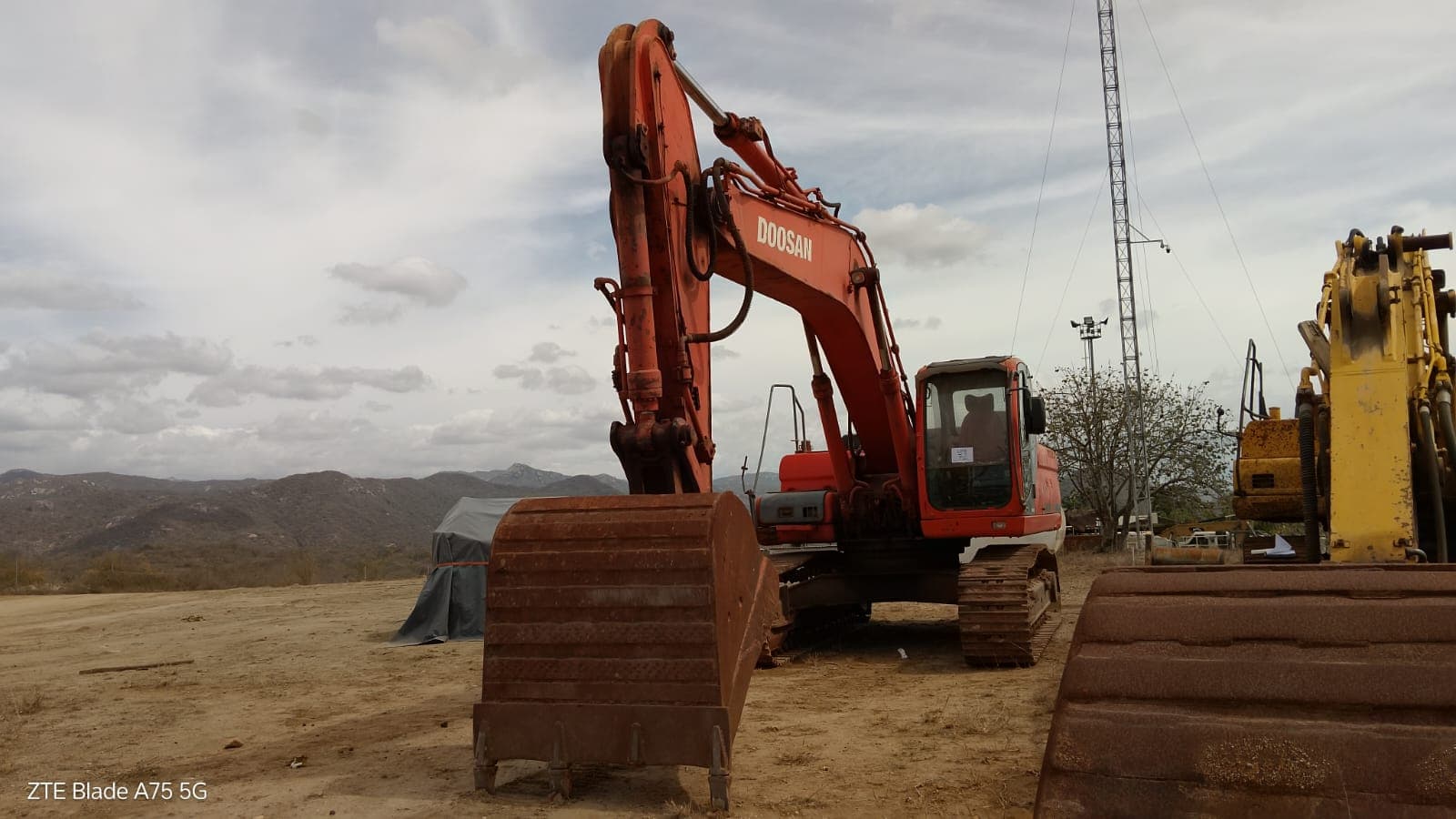 Escavadora de Rastos DOSSAN DX300 LC — imagem 3