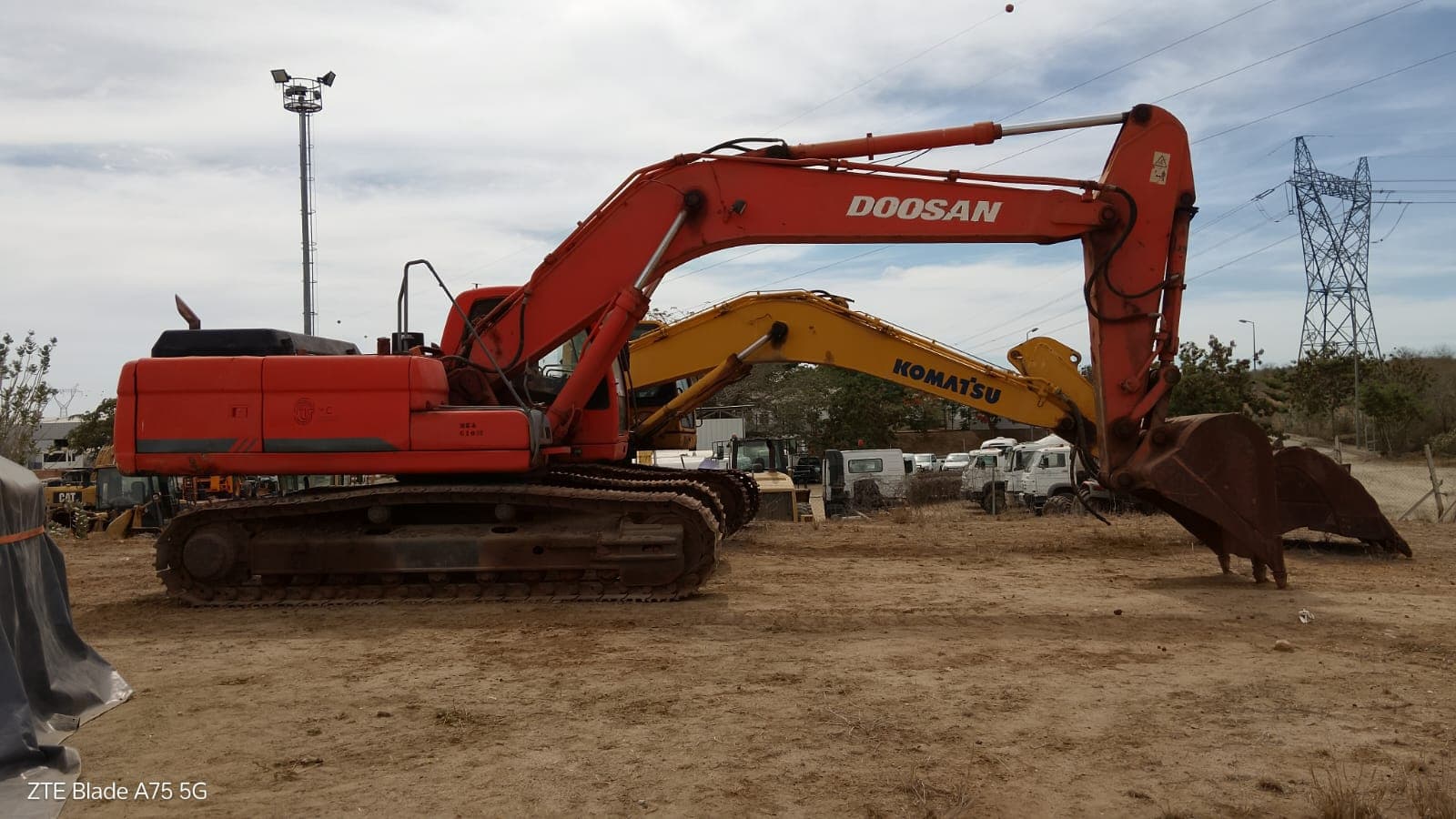 Escavadora de Rastos DOSSAN DX300 LC — imagem 1