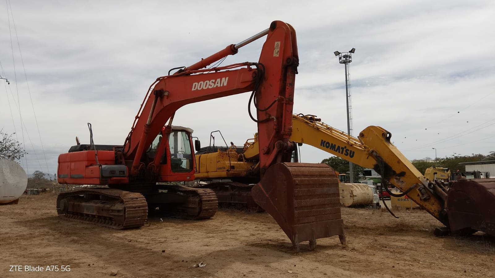 Escavadora de Rastos DOSSAN DX300 LC — imagem 2