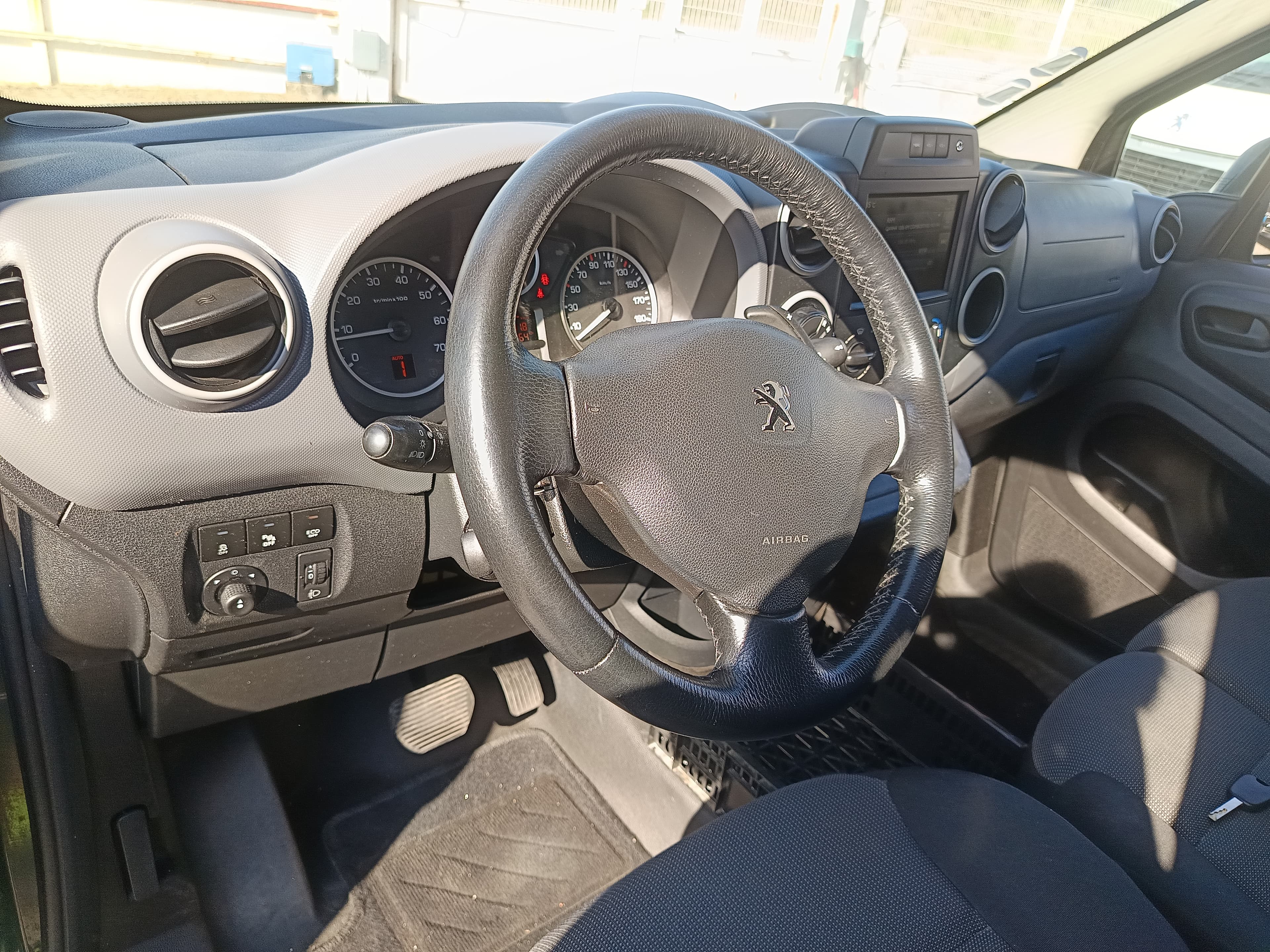 Peugeot Partner · Ano 2017 — image 28