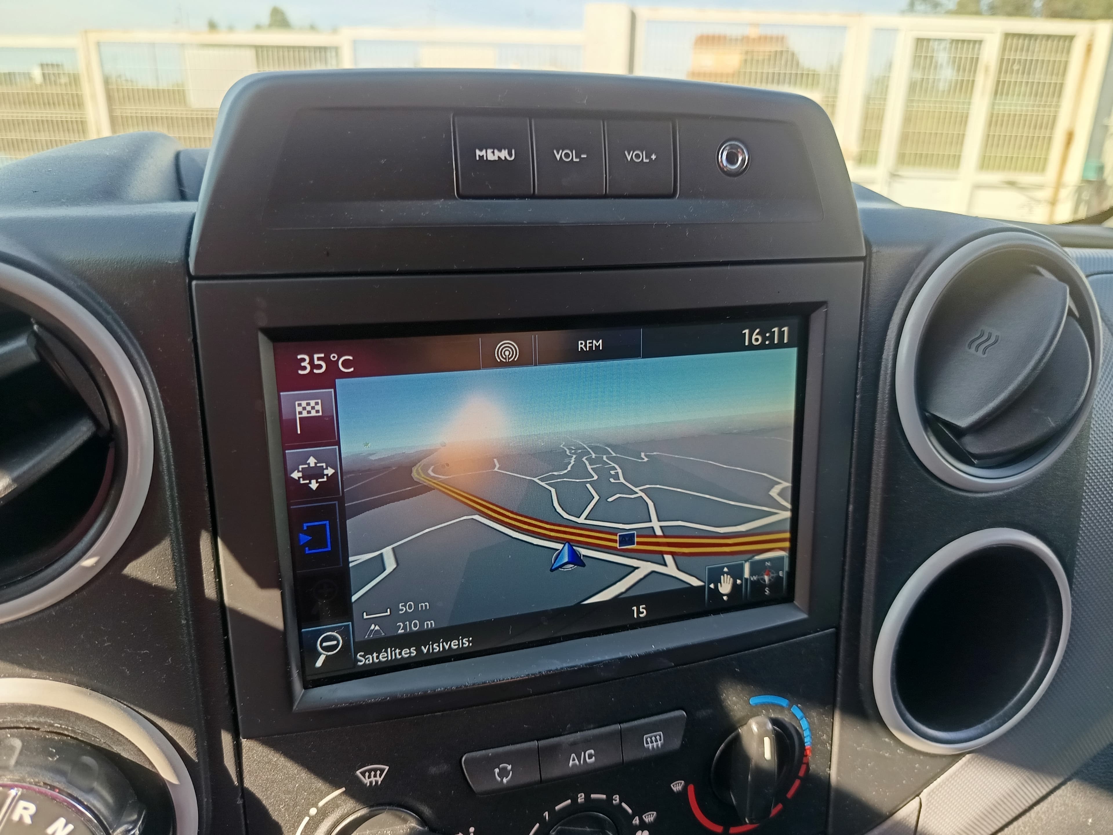 Peugeot Partner · Ano 2017 — image 30