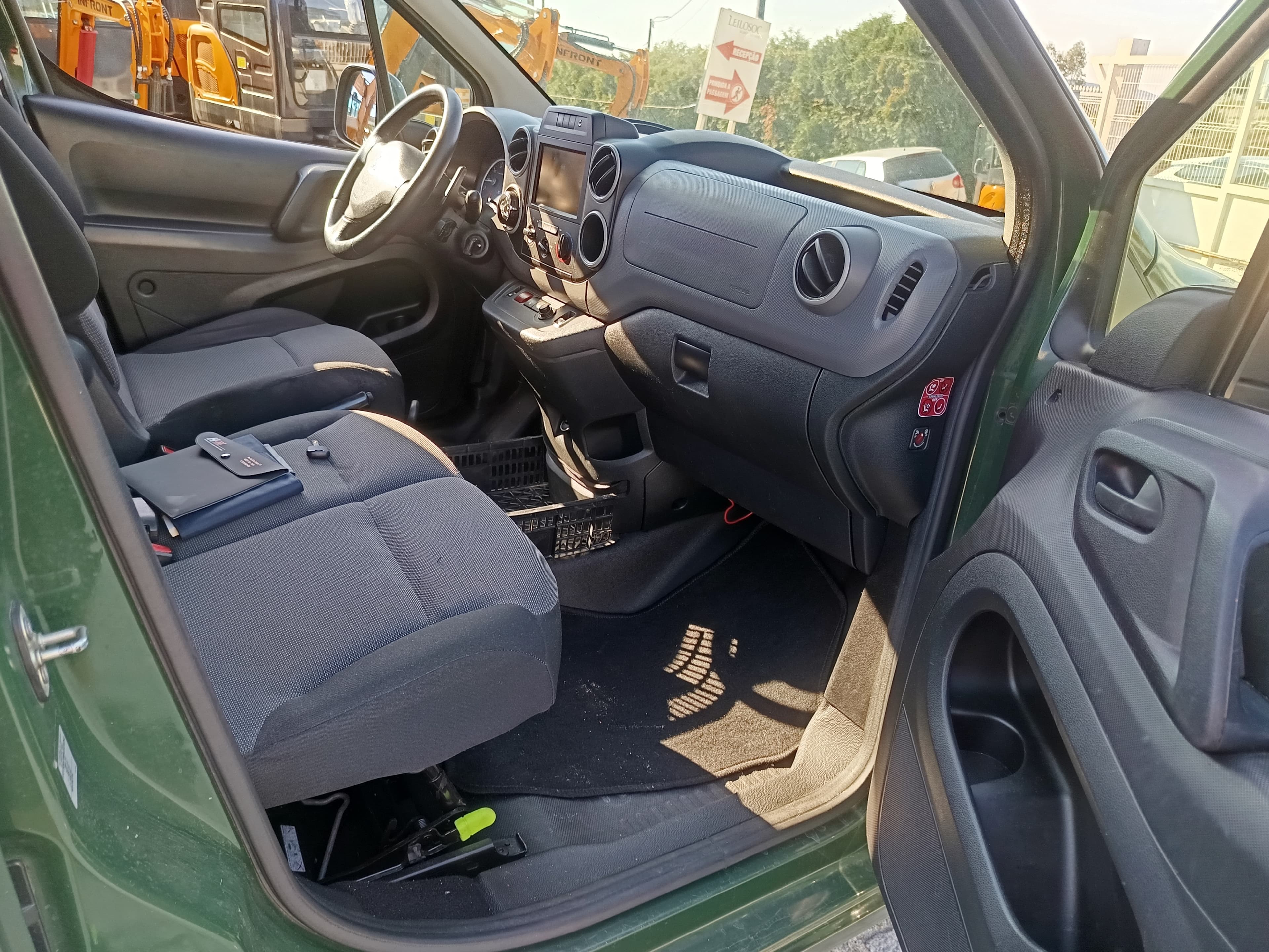 Peugeot Partner · Ano 2017 — image 19