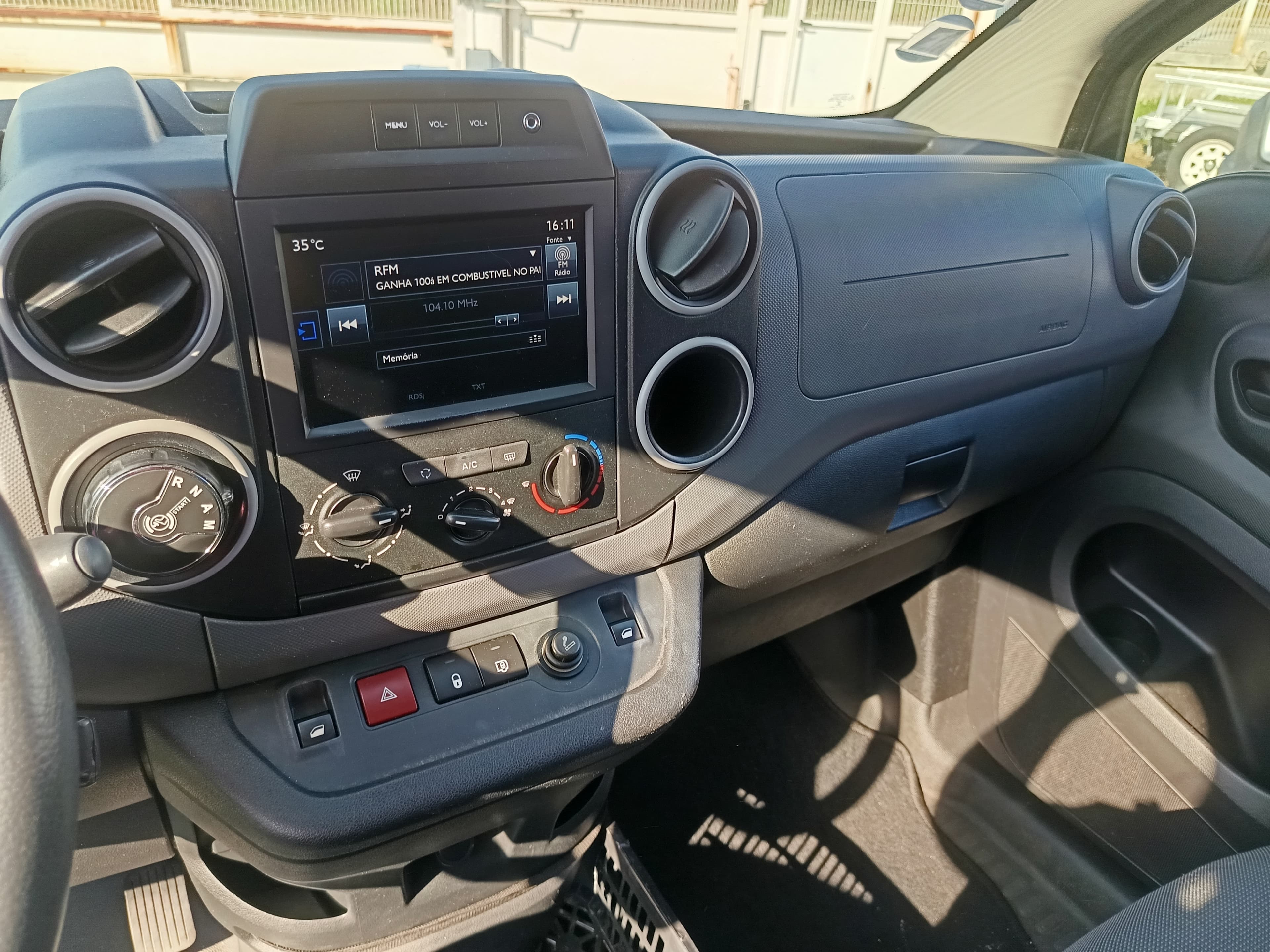 Peugeot Partner · Ano 2017 — image 29