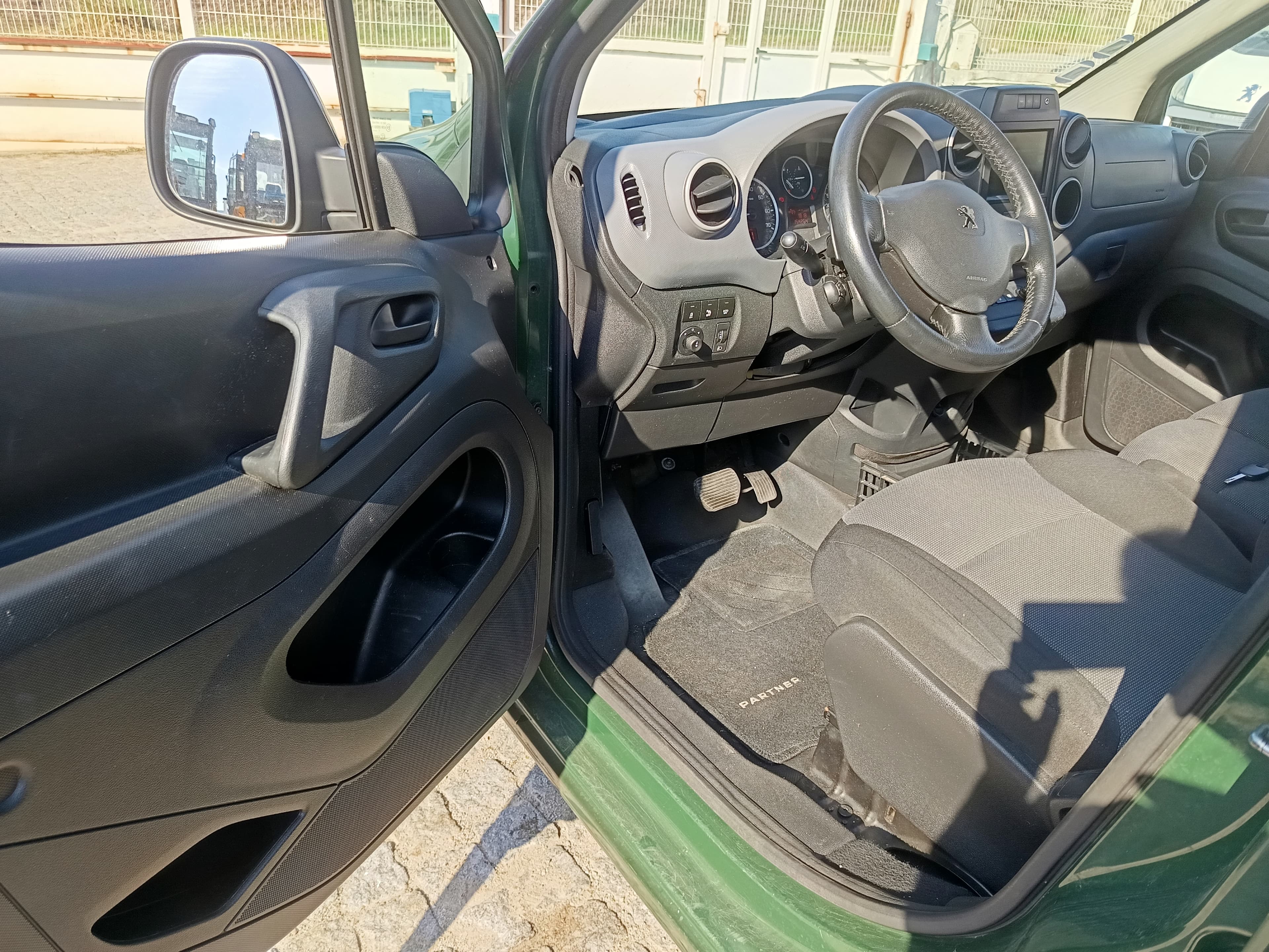 Peugeot Partner · Ano 2017 — image 24