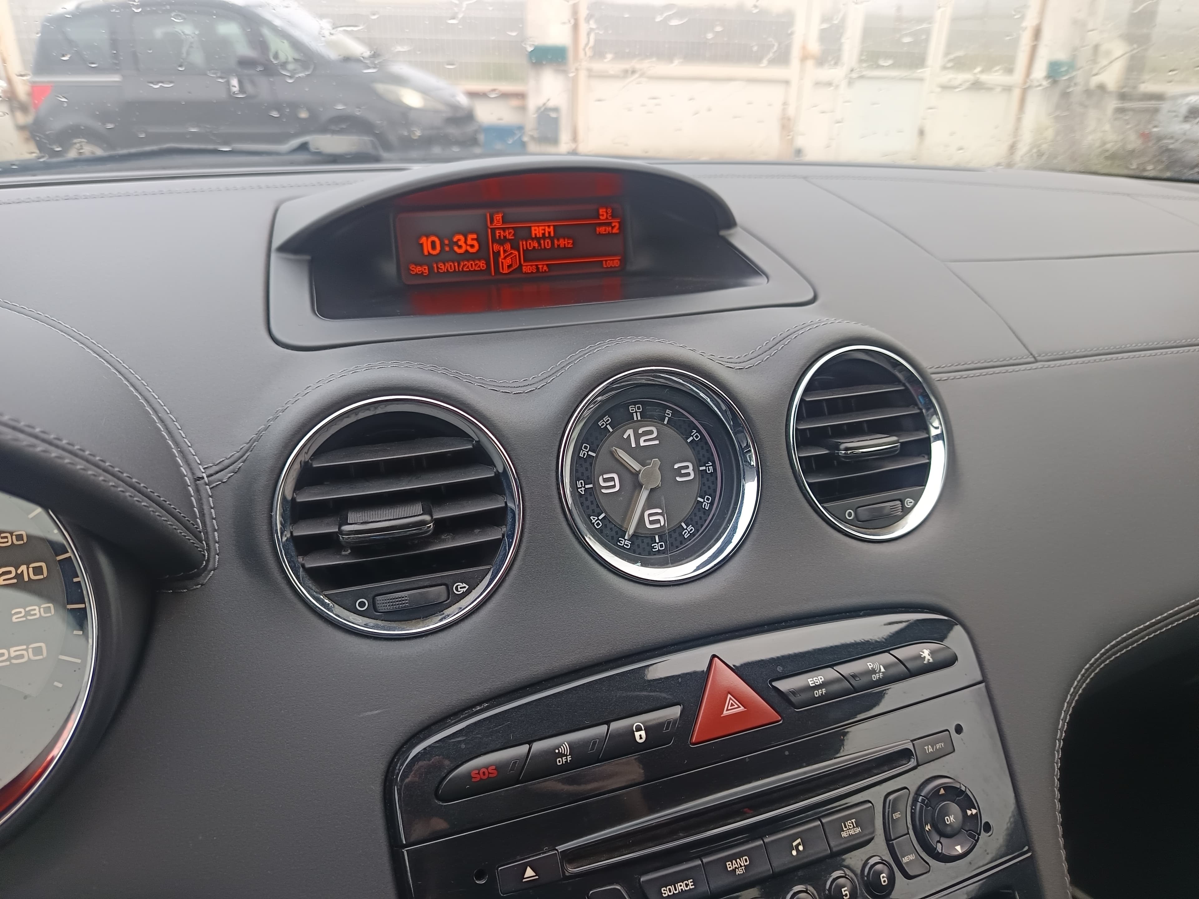Peugeot RCZ 2.0 HDi · Ano 2011 — imagem 31