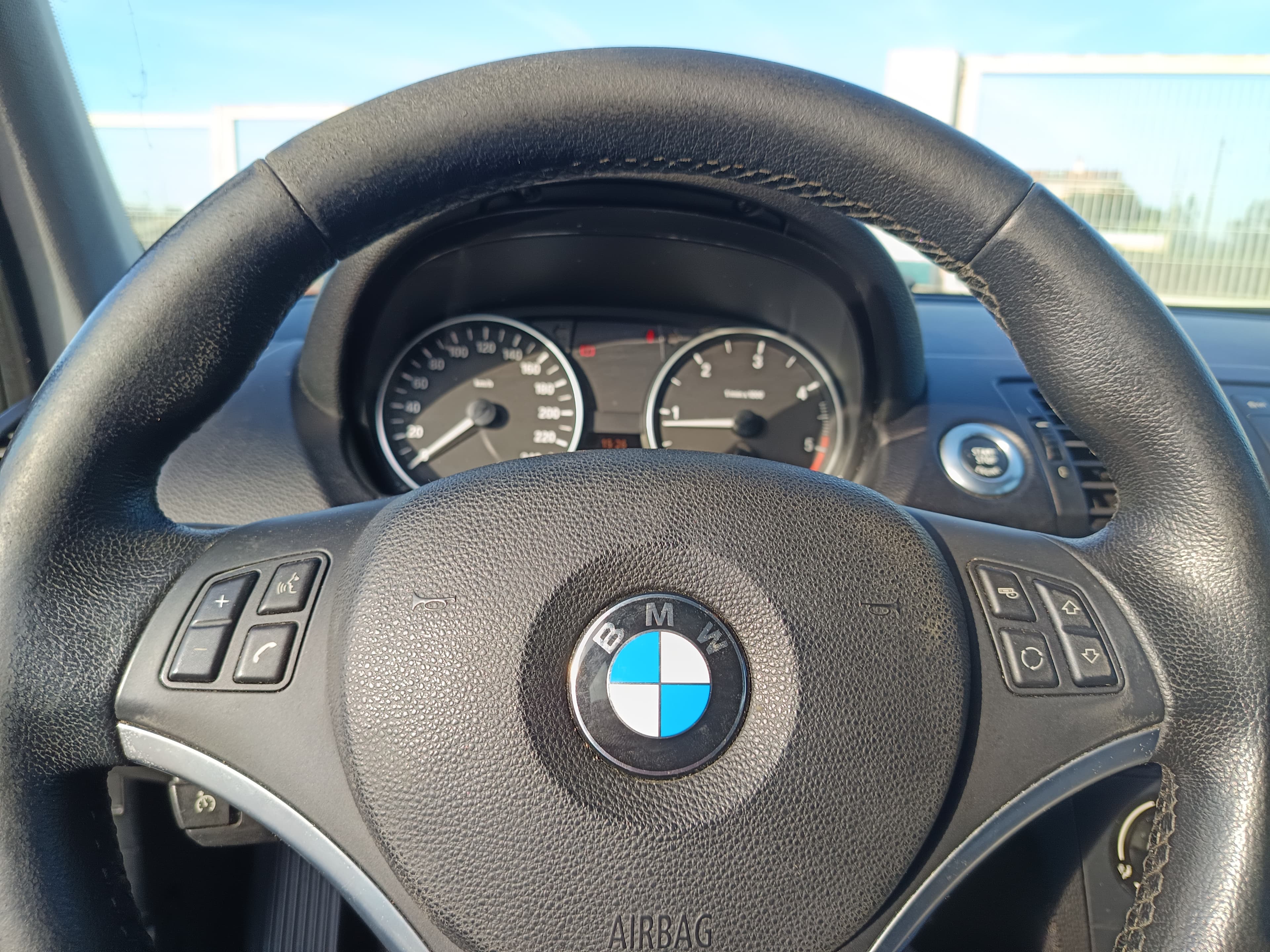 BMW 118d · Ano 2011 — imagem 41