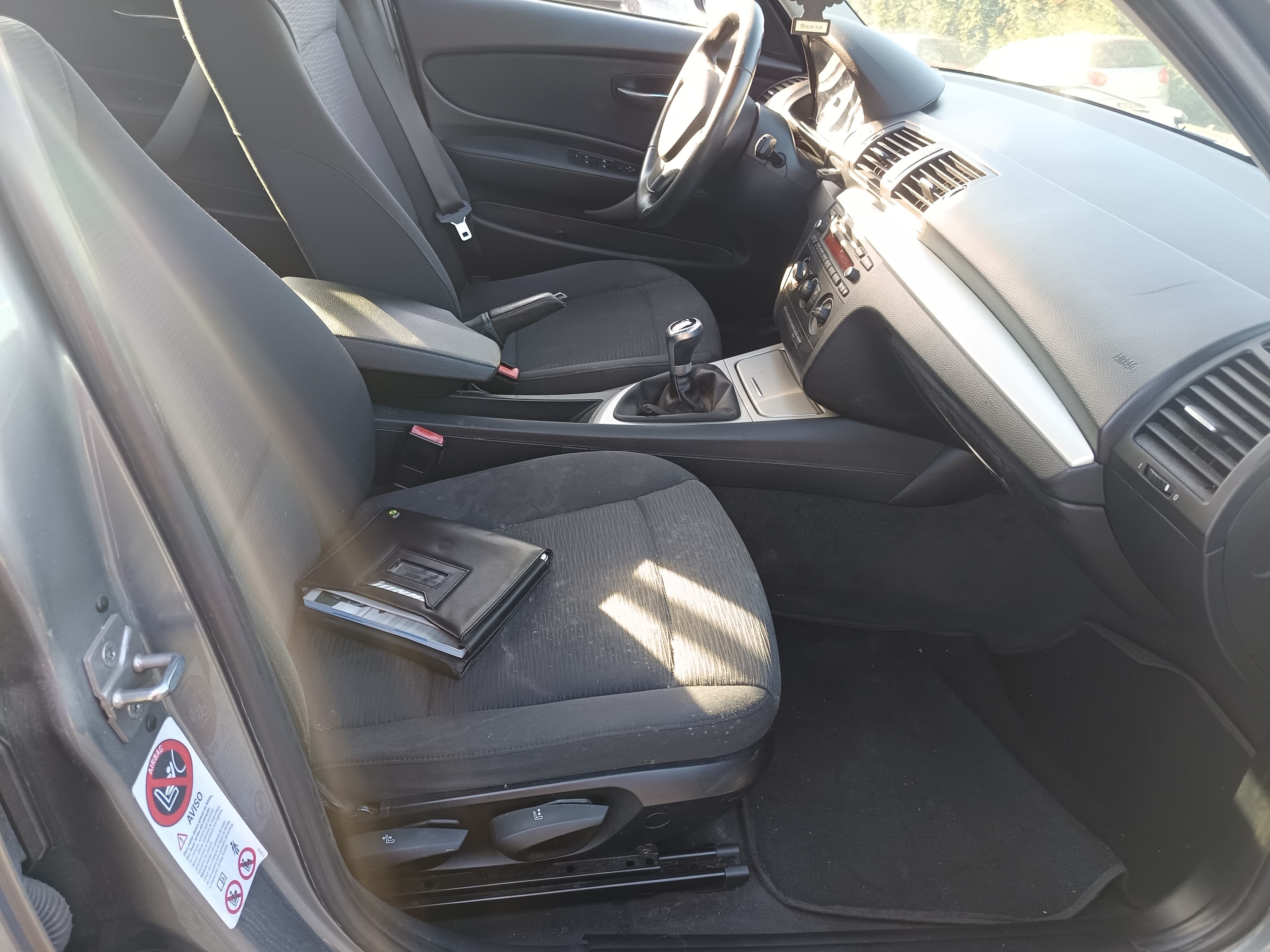 BMW 118d · Ano 2011 — imagem 24