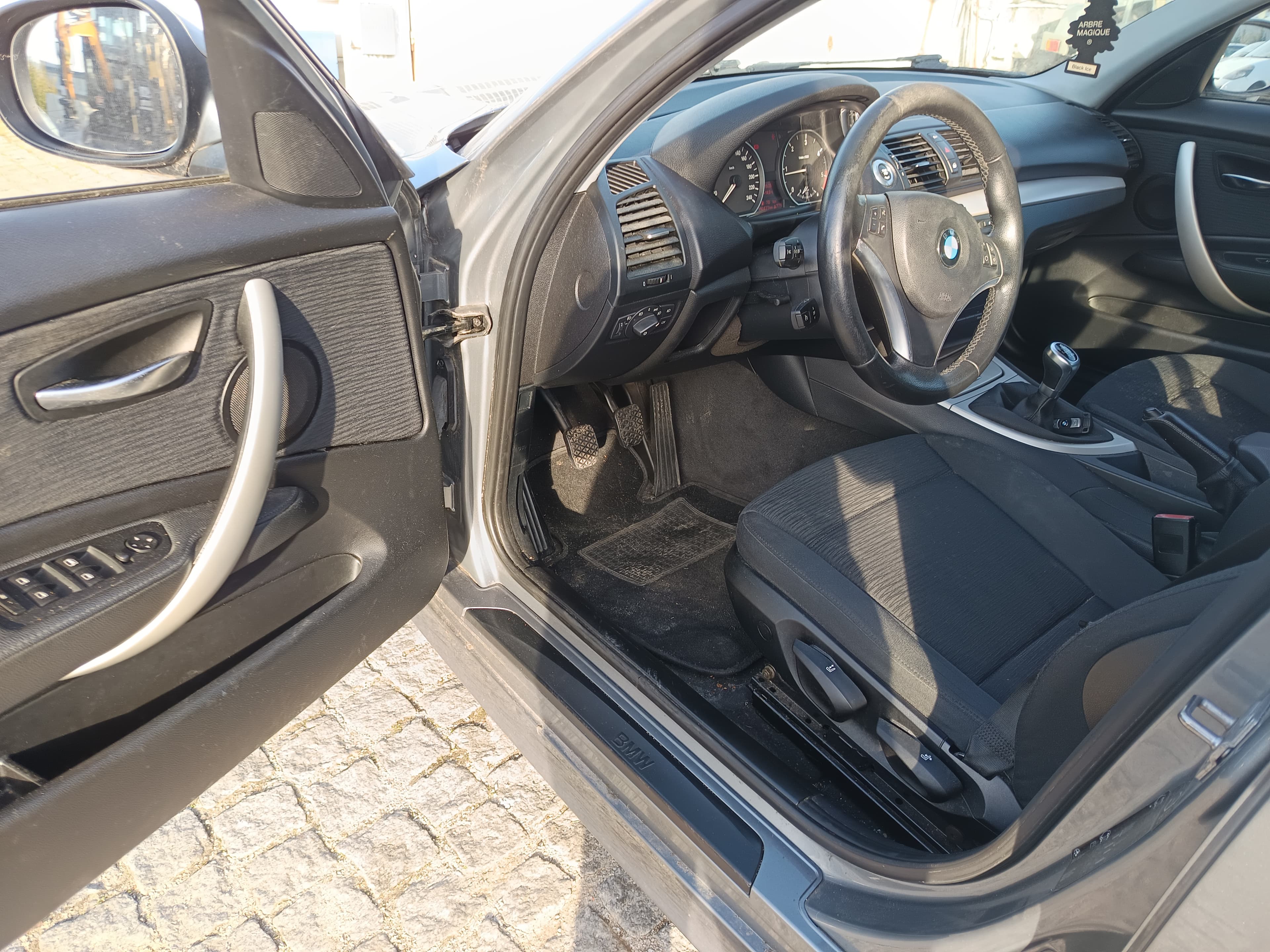 BMW 118d · Ano 2011 — imagem 29