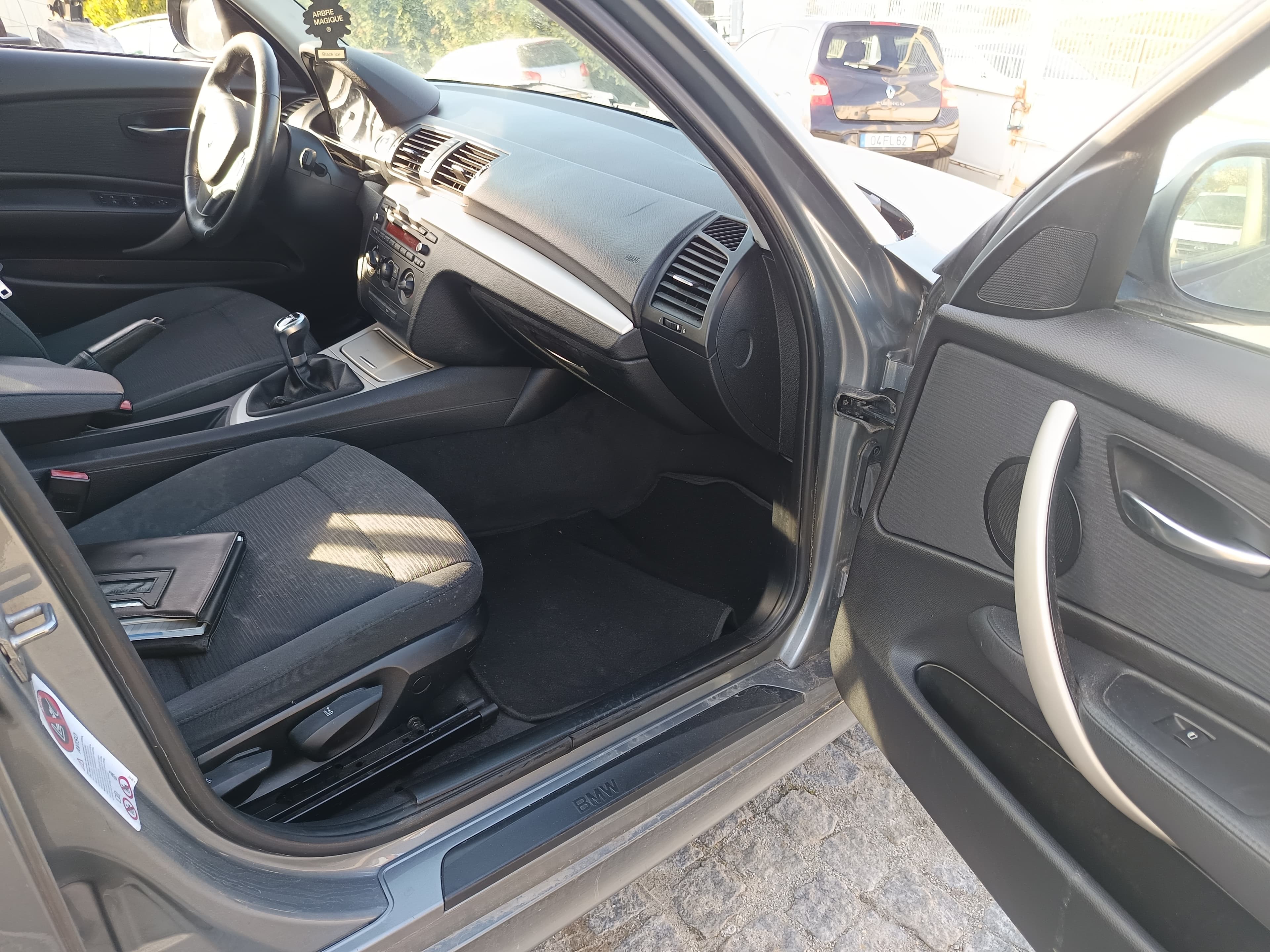 BMW 118d · Ano 2011 — imagem 28
