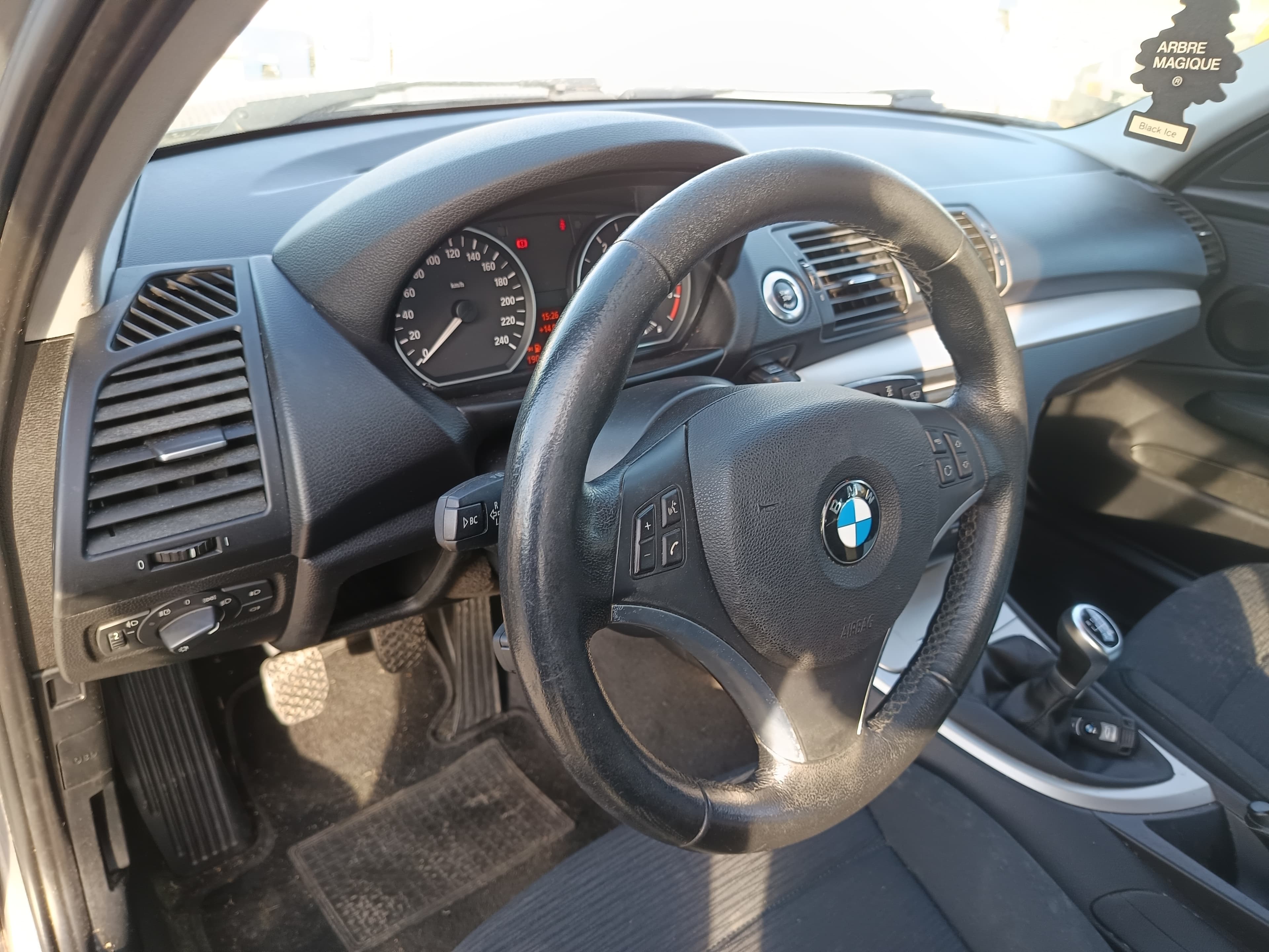 BMW 118d · Ano 2011 — imagem 33