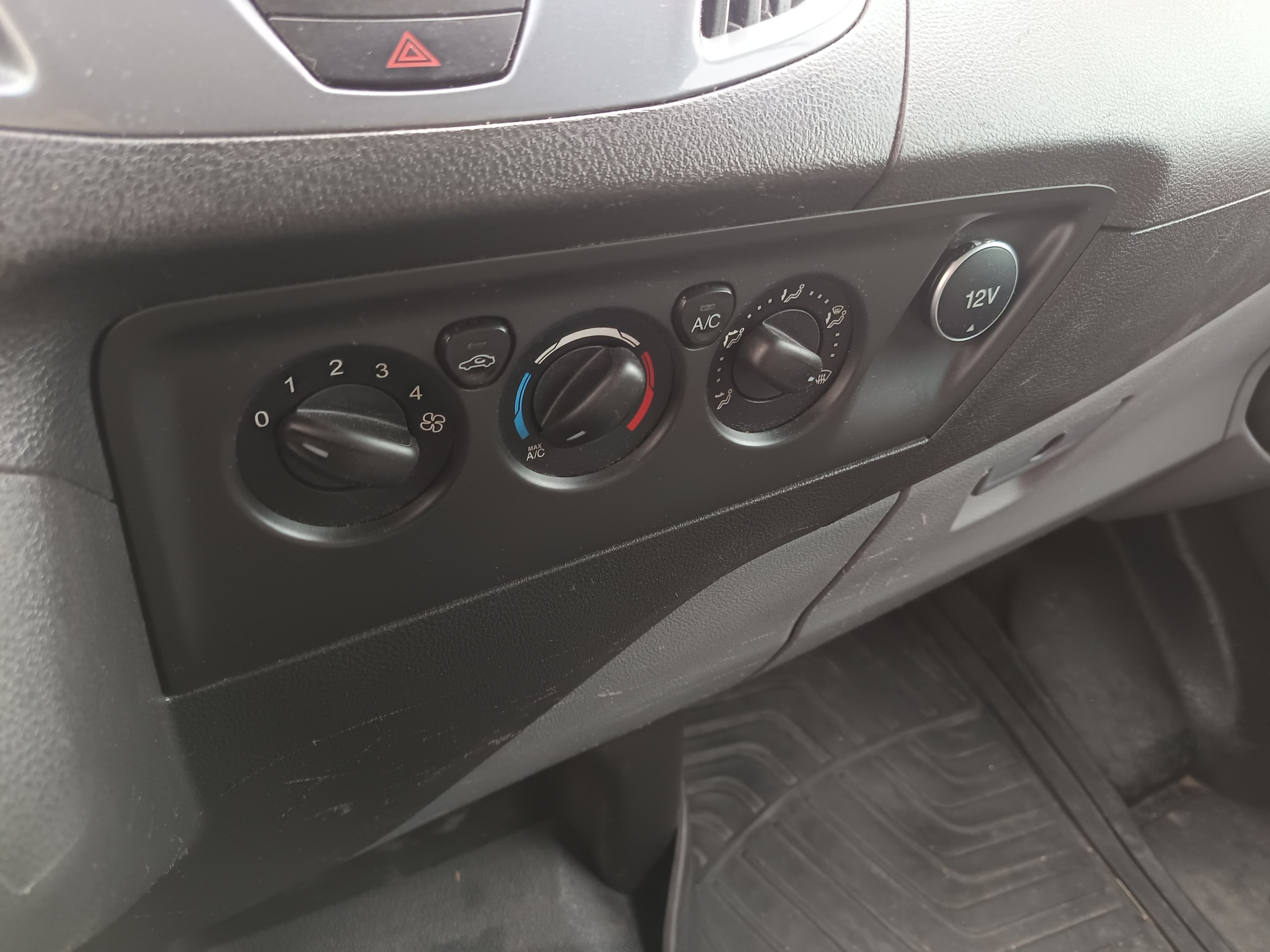 Ford Transit Custom · Ano 2014 — imagem 37